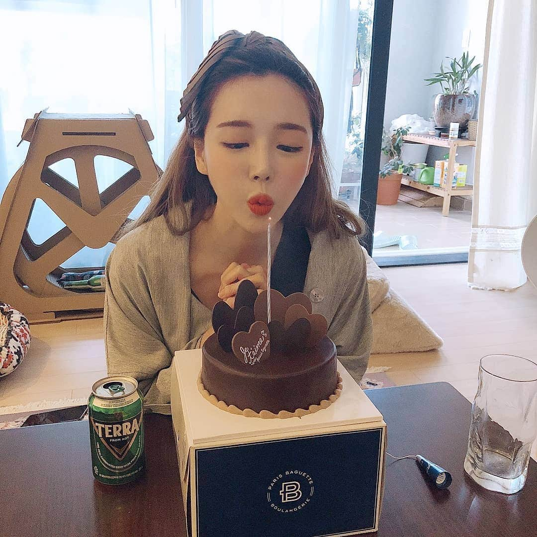 Han Ga Eunさんのインスタグラム写真 - (Han Ga EunInstagram)「소원같이 빌어준 칭구들 고마우우🎈🙈 #행복해유 감동하면 나오는 메기얼굴ㅋㅋㅋ #새우파티 겸 늦은 #생일기념」10月15日 19時35分 - gaeungbebe