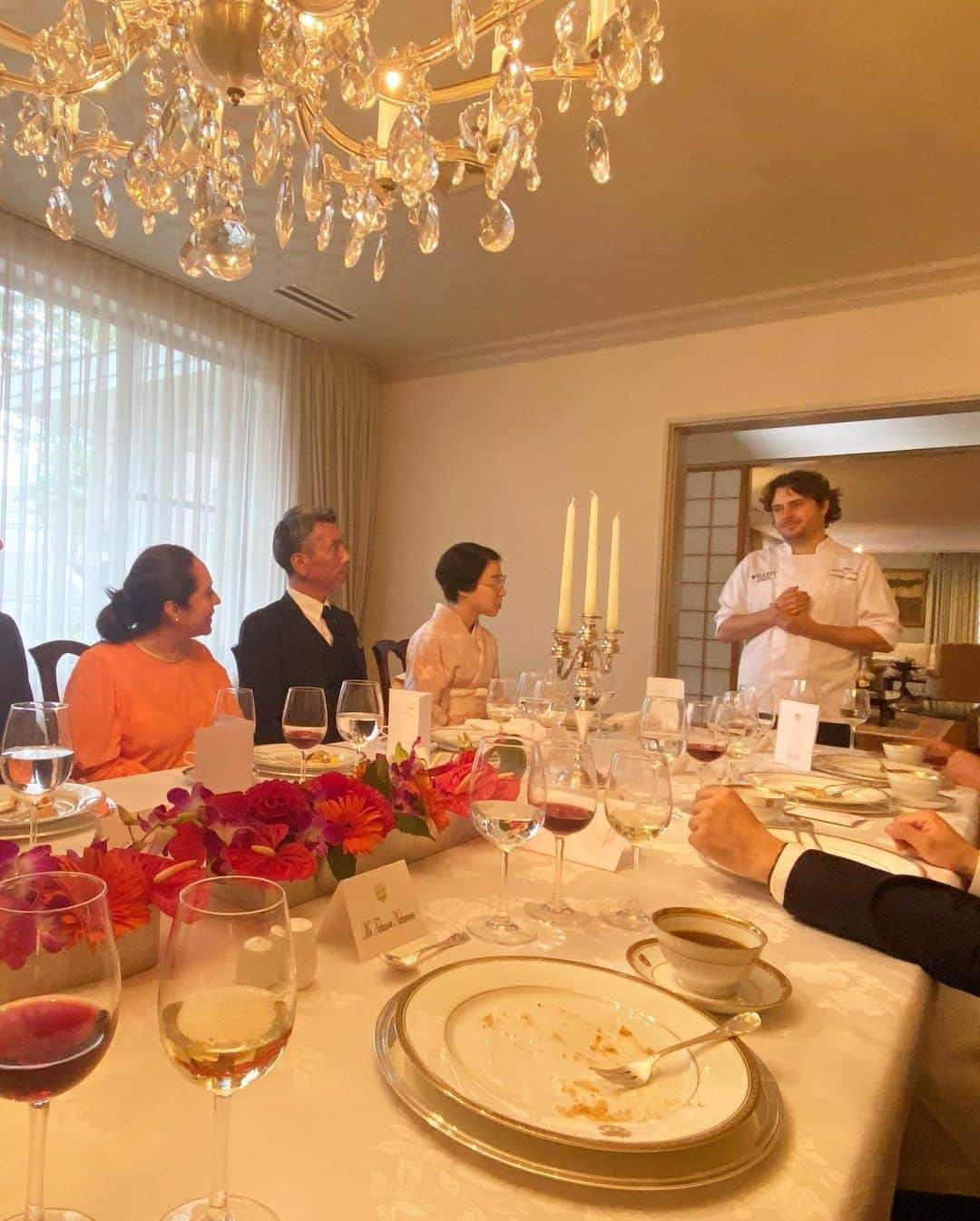 坂元美香さんのインスタグラム写真 - (坂元美香Instagram)「. 今日は中村さん @officedandynakamura さんからご招待いただき、コロンビア大使館のランチ会に出席させていただきました。考えてみるとコロンビアって今まであまり関わりがなく、知っているのはコーヒーかサッカーかバルデラマくらい👩🏼‍🦱コロンビア料理と聞いても何も想像ができず、どんなお料理が出てくるのかすごく楽しみにしていました。 . お食事しながら大使がいろんなお話をしてくださり、今日初めて知ったのだけど、コロンビアって動植物の多様性がとても豊かで世界二位なんだそうです。鳥の種類や果物など本当に種類が多いんですって🦜見たことも聞いたこともないような果物がいっぱい。そして、さっきストーリーにも載せてたけど、日本のカーネーションの70%がコロンビアからの輸入なのだそうです。母の日にカーネーションをもらう立場として知っておいてよかった。また、コロンビアは若い国で国民の平均年齢が30歳くらいなのだそうです。日本は46歳くらい。近年の経済成長率も高く今後いろんな分野でとても期待されているのだと感じました。とにかく楽しかった。あ、お料理の写真は別途投稿します😊 . #コロンビア #コロンビア共和国 #Colombia #RepublicofColombia #コロンビア大使館 #embassyofcolombia #中村孝則 さん」10月15日 19時37分 - mika_saka