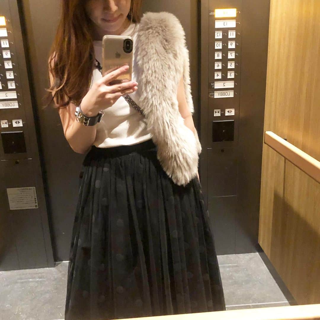 三浦マキさんのインスタグラム写真 - (三浦マキInstagram)「Autumn mood.. I LOVE MATAGI style😂 みんなにマタギと揶揄されながらも笑、気がつけば秋はファーベストばかり。 好きな物は永遠に着る派です。 だけど昨日、別のファーストール落として無くしました…断捨離ってことですね。 * * * #fashion #2019aw #ecofur#エコファー」10月15日 19時32分 - makimiura__la