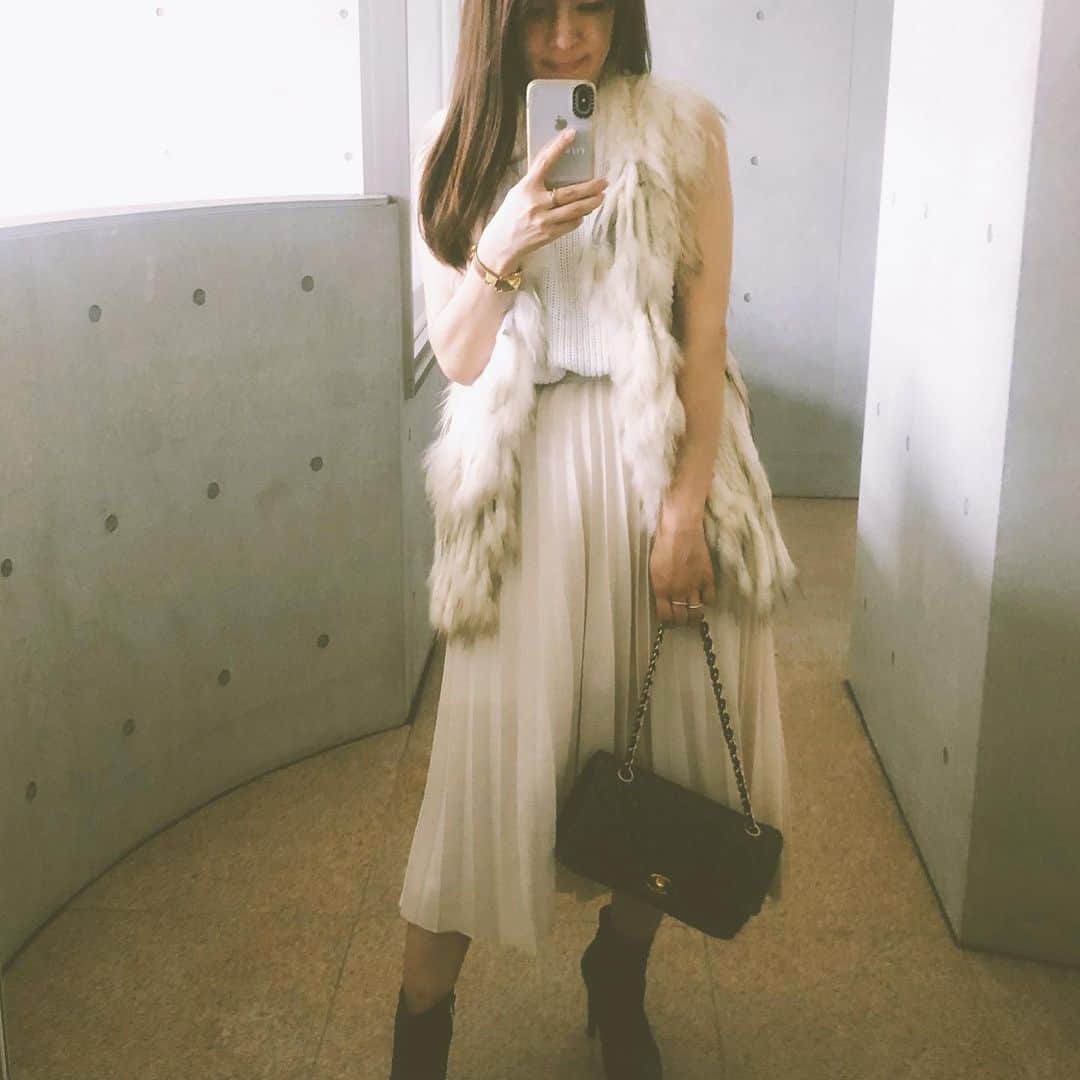 三浦マキのインスタグラム：「Autumn mood.. I LOVE MATAGI style😂 みんなにマタギと揶揄されながらも笑、気がつけば秋はファーベストばかり。 好きな物は永遠に着る派です。 だけど昨日、別のファーストール落として無くしました…断捨離ってことですね。 * * * #fashion #2019aw #ecofur#エコファー」