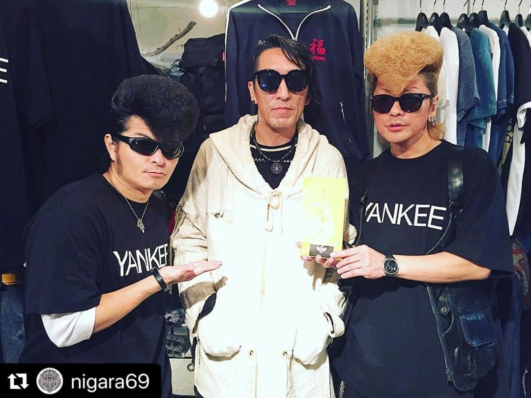 綾小路翔さんのインスタグラム写真 - (綾小路翔Instagram)「二唐さん、ワタルさん、そしてご協力頂いたすべての皆様に心より感謝致します。﻿ 大切にお届け致します。﻿ ﻿ #Repost @nigara69 connect something to something else﻿ ﻿ 2019.10.04-06 ﻿ conceptual exhibition [葬身] ﻿ Nigara Takeshi x Maruoka Kazumichi﻿ 三重県伊勢市で開催した展示会場内で令和元年台風災害支援マブダチ募金を設置・支援金を氣志團 團長/氣志團万博代表 綾小路'セロニアス'翔 氏に手渡しました。﻿ 支援募金にご協力してくださいました三重県の皆様、募金箱設置を快諾協力してくれたOi-SKULL MATESワタルバスター、友人達に御礼と感謝の意を込めて﻿ 有難う御座いました﻿ ﻿ 令和元年十月十四日﻿ GARA製作者・二唐武史﻿ ﻿ #令和元年台風支援金﻿ #マブダチ募金﻿ #三重の皆様﻿ #感謝です」10月15日 19時38分 - showayanocozey