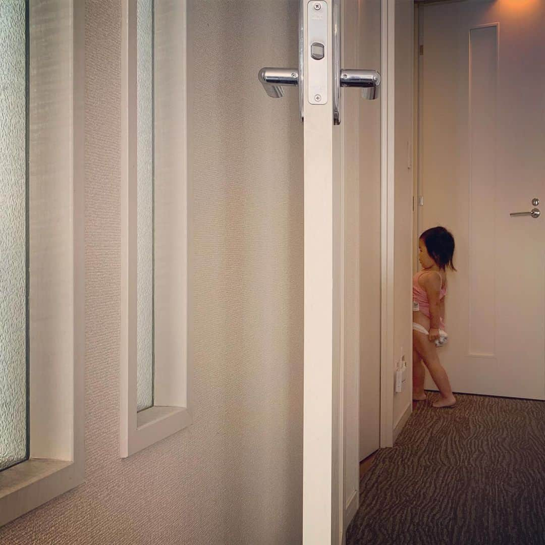 鈴木六夏さんのインスタグラム写真 - (鈴木六夏Instagram)「毎朝毎晩。 トイレーちゃんいくのー！ と自ら足繁く通い、 ジーっと座って チッコが出るのをひたすら待っている🤣  トイレでチッコ。 彼女の夢♡ #可愛すぎるー」10月15日 19時42分 - rikuka.62