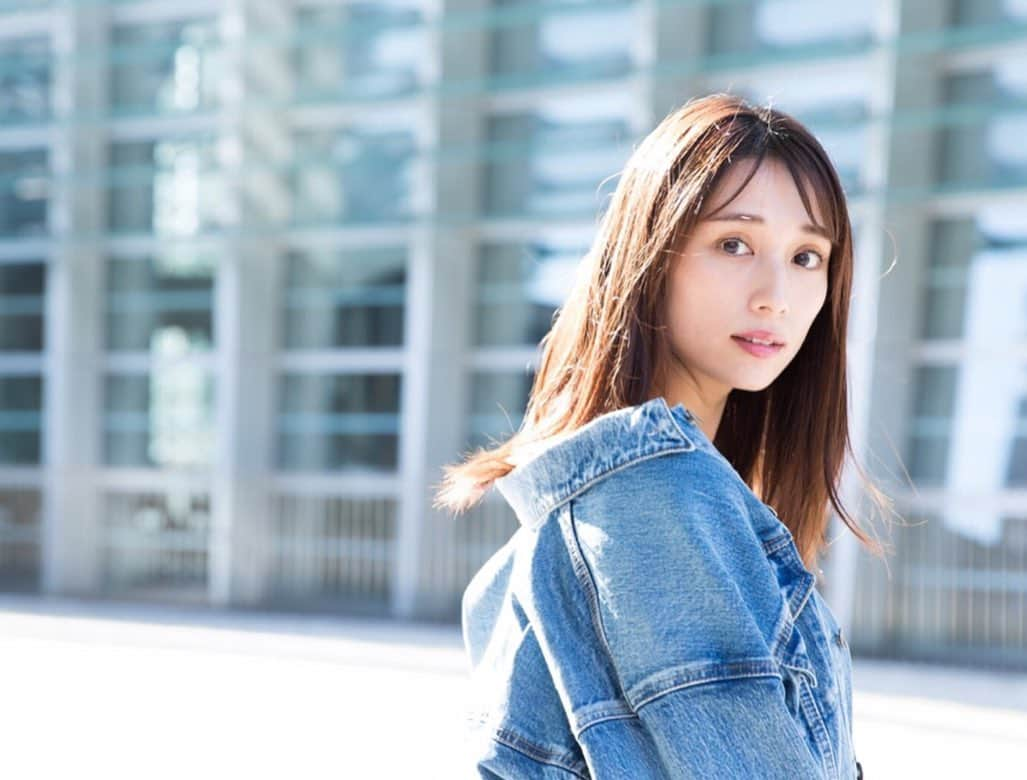 広瀬未花さんのインスタグラム写真 - (広瀬未花Instagram)「The important thing is to be yourself☺︎ She always takes photos of people who are just being themselves. ・ photographer/ 大島央照( @chiaki_oshima_works ) ・ @chiakioshima  先日、ちあきさんに撮影してもらいました！ 久々にポートレート写真を撮ってもらった気がします。 ・ 写真て本当に嘘つかないなぁと、改めて思う。 特にちあきさんの写真は、自然体の私が写っていて 自分でもびっくりしました笑 ・ 撮影をしている時も、ランチしている時も、ちあきさんの言葉からはいつも優しさが溢れていて、本当に愛情深い女性だなぁと感じます。 そんなちあきさんだからこそ写しだせる写真が、私は大好きです。 そこに“心”がないと、良い写真は撮れないですよね。。 ・ ちあきさん、いつもありがとうございます😊❤️ ・ ・ ・ ・ #大島央照  #photographer #bemyself #benatural」10月15日 19時46分 - micahirose