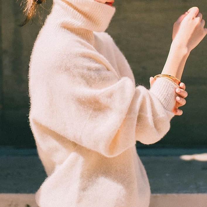 のインスタグラム：「『ふんわりカシミヤが一番好き』 ﻿ ﻿ ﻿ ﻿ Knit: 26,000yen+tax / VERMEIL par iena﻿ ﻿ ﻿ ﻿ ﻿ 〜information〜﻿ ﻿ VERMEIL par ienaの Concept BOOK VOL,3﻿ 2019AWを配布中です‼︎﻿ 税抜き25,000yen以上ご購入の方にプレゼント。﻿ ぜひ店頭でご覧ください。﻿ ﻿ ﻿ ㅤㅤㅤㅤㅤㅤㅤㅤㅤㅤ﻿ #vermeilpariena #iena ﻿ #2019aw ﻿ #ヴェルメイユパーイエナ #イエナ ﻿ #新入荷﻿」