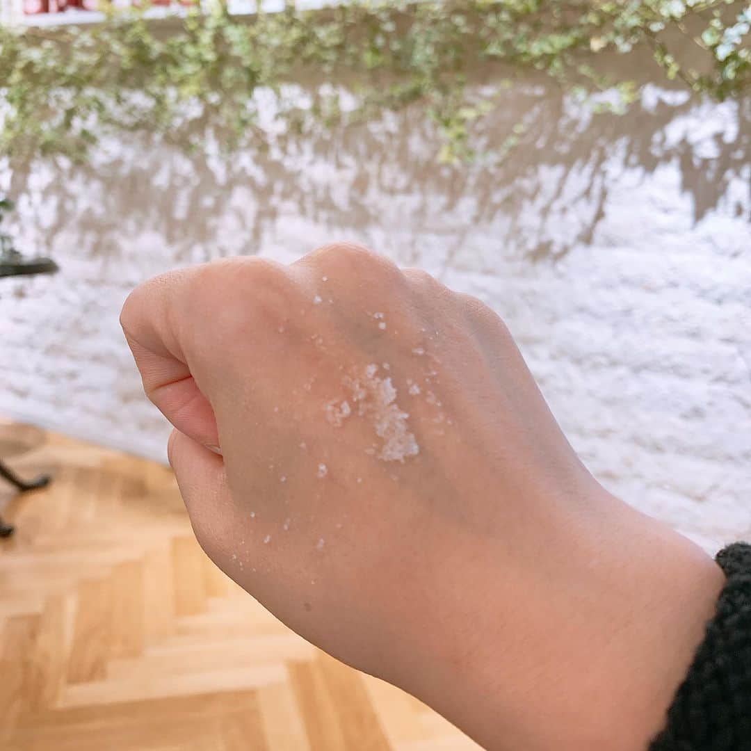 関根理紗さんのインスタグラム写真 - (関根理紗Instagram)「SABONのヘッドスクラブ気持ちよかったー🦀🦀🦀 銀座salonとのコラボを今してて今日はそこに行ってきたんだけど、3000円でヘッドスパしてもらえるんだって！ しかもブローしてくれるから髪の毛可愛くしてもらえて助かる✌️ ヘッドスクラブってありそうでなかったけど、顔と頭皮は繋がってるからヘッドマッサージは大事っていうし、おうちでも継続してやってみようふむふむ。  もう色抜けたな笑  #sabon #sabon_ヘッドスクラブ #髪の毛洗ってもらうのすき」10月15日 19時52分 - sekine.risa