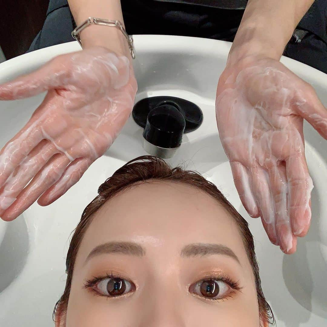 関根理紗さんのインスタグラム写真 - (関根理紗Instagram)「SABONのヘッドスクラブ気持ちよかったー🦀🦀🦀 銀座salonとのコラボを今してて今日はそこに行ってきたんだけど、3000円でヘッドスパしてもらえるんだって！ しかもブローしてくれるから髪の毛可愛くしてもらえて助かる✌️ ヘッドスクラブってありそうでなかったけど、顔と頭皮は繋がってるからヘッドマッサージは大事っていうし、おうちでも継続してやってみようふむふむ。  もう色抜けたな笑  #sabon #sabon_ヘッドスクラブ #髪の毛洗ってもらうのすき」10月15日 19時52分 - sekine.risa