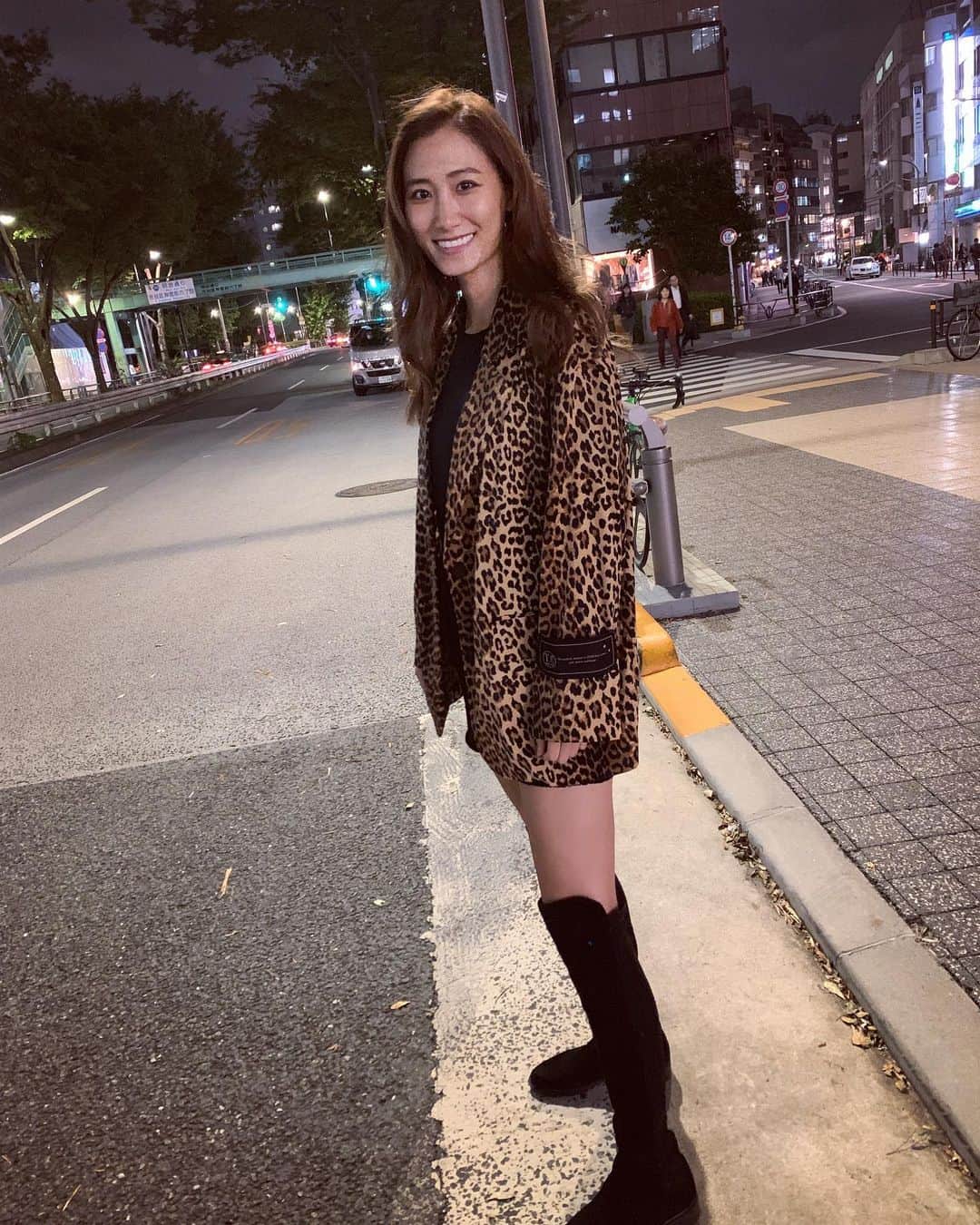 白雪のインスタグラム：「Waiting for a taxi...🐆🌃 #履いてますよ」