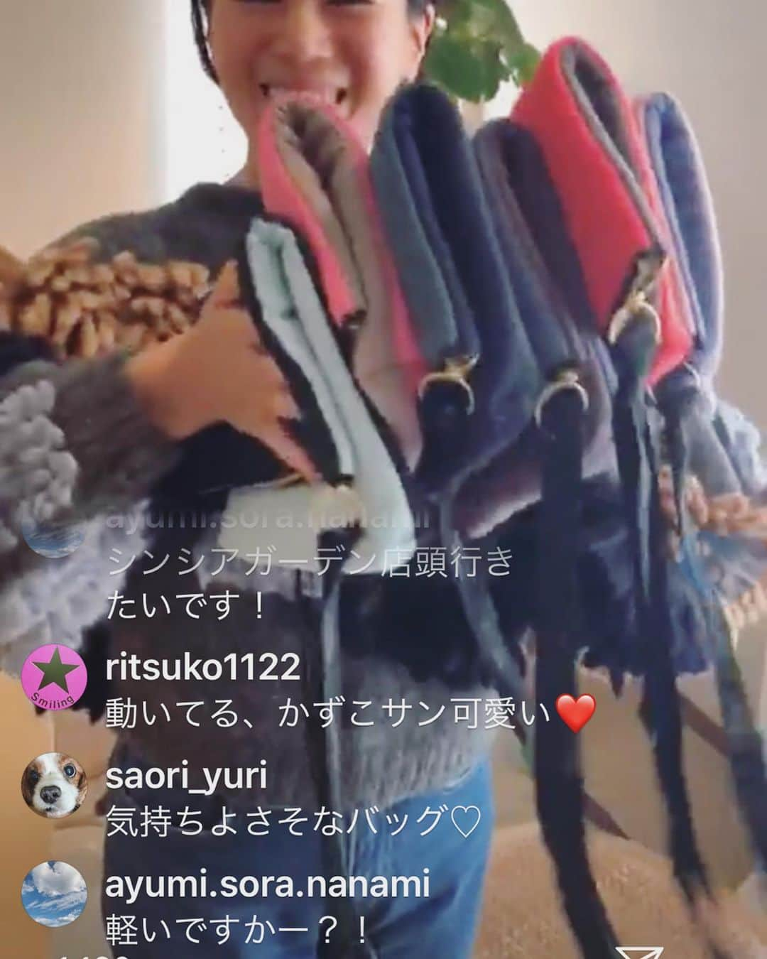 早坂香須子さんのインスタグラム写真 - (早坂香須子Instagram)「【ネロリラ ボタニカ 　ホリデイコレクション2019】 肌触り最高なskinaware の生地を使用したオーガニックコットン・ボタニカルダイ（植物染め）のコラボポーチの素晴らしさ、動画で伝わるかな❓ 質問にもありましたが、とっても軽くてふわふわなのです♥️ ☁️♥️ ． 全国発売は赤とブラウン。 他の色は数が少なく@sincere_garden 店頭とオンライン、  グレー×スカイブルーは　@skinaware のみでの発売になります。  詳しくは @bxe_natural  @skinaware  アカウントにてご確認下さい🙇‍♀️ ． ． ．  #bbye#ビーバイイー#natural#nerolilabotanica#ネロリラボタニカ#オーガニックコスメ#パワーオーガニック#早坂香須子#シンシアガーデン#sinceregarden#skinaware#スキンアウェア#ボタニカルダイ#クリスマスコフレ#コフレ#オーガニックコットン#コフレ#organiccotton」10月15日 20時02分 - kazukovalentine