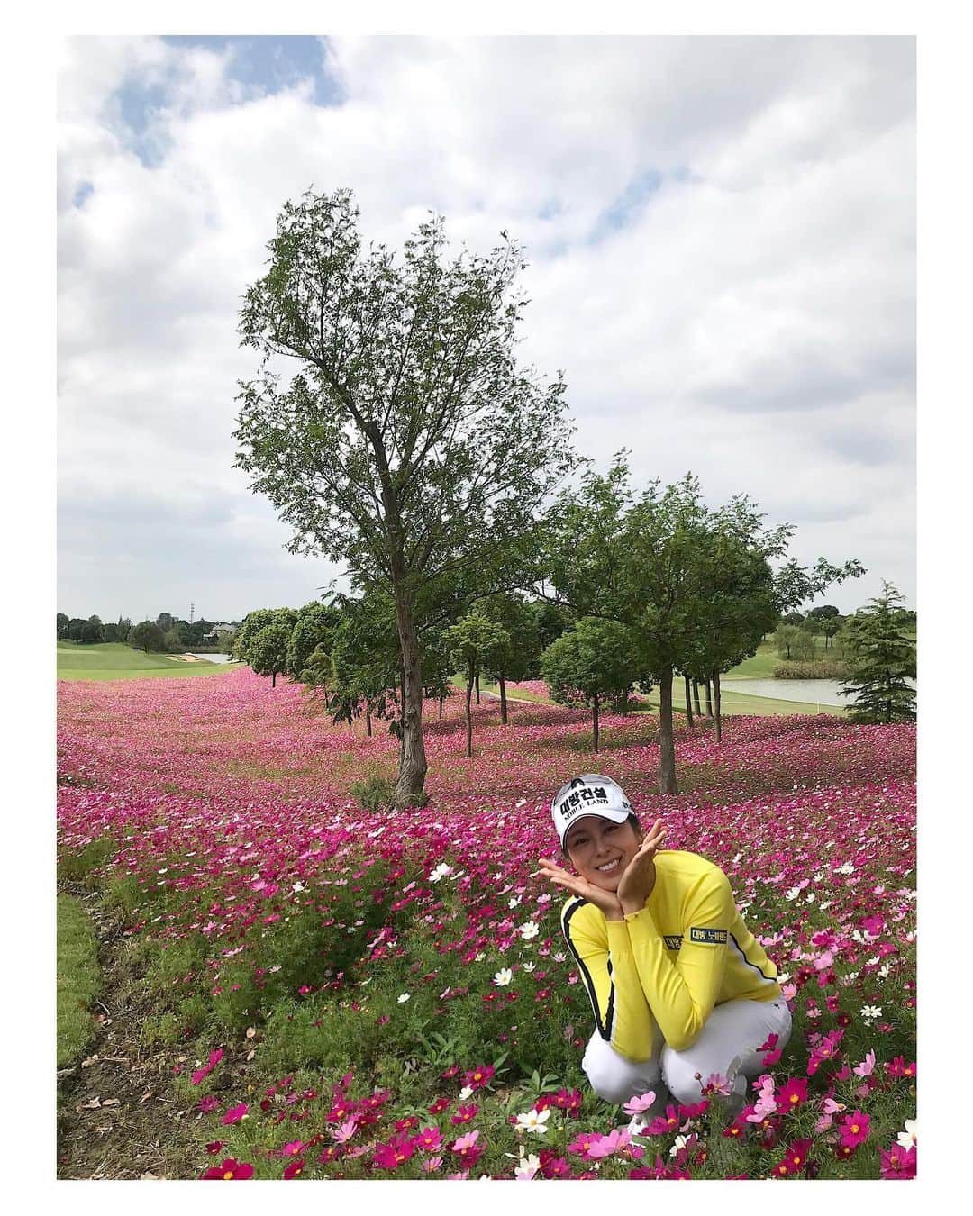 ハー・ミジョンさんのインスタグラム写真 - (ハー・ミジョンInstagram)「꽃밭에서🌸  #중국 #상하이 #꽃밭 #내나이가어때서」10月15日 19時57分 - mi_jung1205