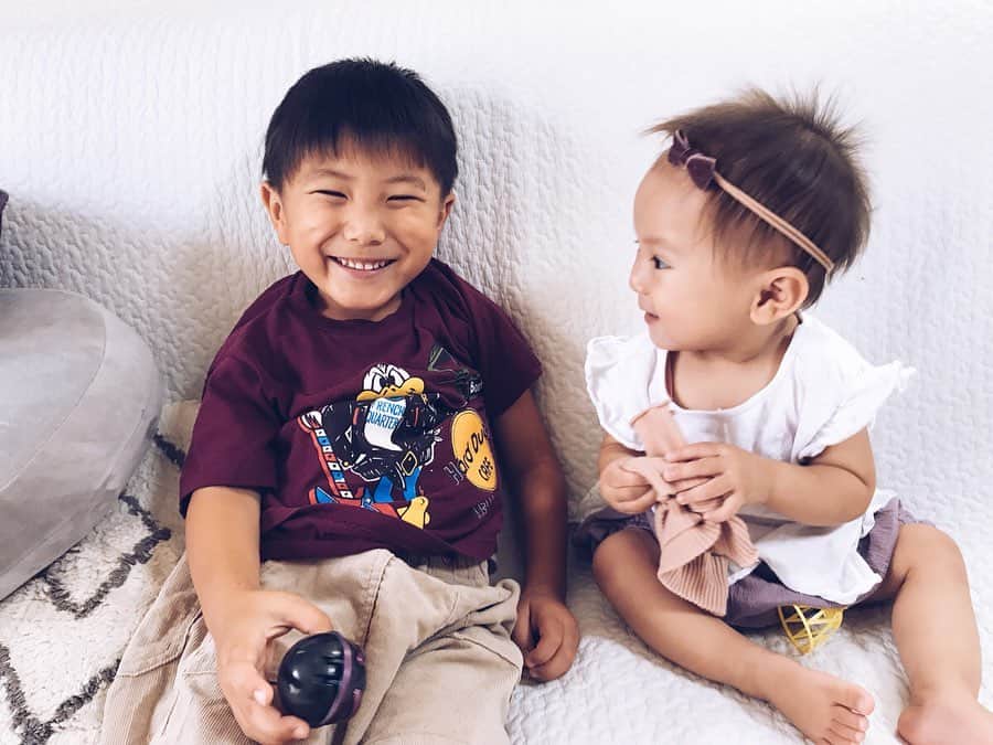 高橋菜摘さんのインスタグラム写真 - (高橋菜摘Instagram)「👦👶 . . 夏服がすでに懐かしい。 お互いがおもちゃみたいな存在。 最近やっと少し兄妹を実感してきた❤︎ 1人っ子のわたしには自分から出てきた 同じ顔のチビたちが不思議で仕方ない。w よく3人目は・・とか言われるけど ないないないないないなーい😂✋笑 _______________ #兄妹 #瓜二つ #赤ちゃんのいる生活  #ママリ #女の子ママ #女の子ベビー  #1歳 #5歳 #2人育児 #ベビフル  #コドモノ #キッズコーデ #キッズモデル #ベビーモデル #4歳差育児 #4歳差」10月15日 20時06分 - natsu128