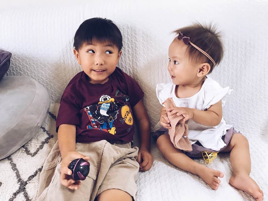 高橋菜摘さんのインスタグラム写真 - (高橋菜摘Instagram)「👦👶 . . 夏服がすでに懐かしい。 お互いがおもちゃみたいな存在。 最近やっと少し兄妹を実感してきた❤︎ 1人っ子のわたしには自分から出てきた 同じ顔のチビたちが不思議で仕方ない。w よく3人目は・・とか言われるけど ないないないないないなーい😂✋笑 _______________ #兄妹 #瓜二つ #赤ちゃんのいる生活  #ママリ #女の子ママ #女の子ベビー  #1歳 #5歳 #2人育児 #ベビフル  #コドモノ #キッズコーデ #キッズモデル #ベビーモデル #4歳差育児 #4歳差」10月15日 20時06分 - natsu128