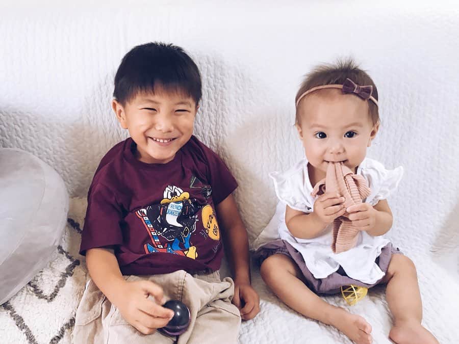 高橋菜摘さんのインスタグラム写真 - (高橋菜摘Instagram)「👦👶 . . 夏服がすでに懐かしい。 お互いがおもちゃみたいな存在。 最近やっと少し兄妹を実感してきた❤︎ 1人っ子のわたしには自分から出てきた 同じ顔のチビたちが不思議で仕方ない。w よく3人目は・・とか言われるけど ないないないないないなーい😂✋笑 _______________ #兄妹 #瓜二つ #赤ちゃんのいる生活  #ママリ #女の子ママ #女の子ベビー  #1歳 #5歳 #2人育児 #ベビフル  #コドモノ #キッズコーデ #キッズモデル #ベビーモデル #4歳差育児 #4歳差」10月15日 20時06分 - natsu128