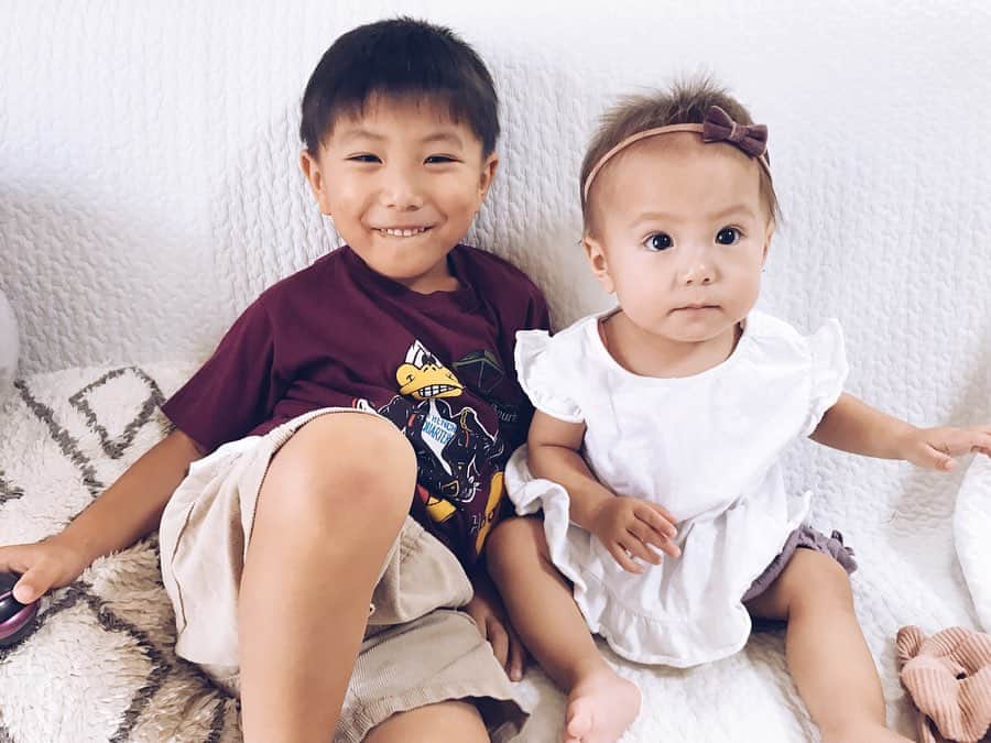 高橋菜摘のインスタグラム：「👦👶 . . 夏服がすでに懐かしい。 お互いがおもちゃみたいな存在。 最近やっと少し兄妹を実感してきた❤︎ 1人っ子のわたしには自分から出てきた 同じ顔のチビたちが不思議で仕方ない。w よく3人目は・・とか言われるけど ないないないないないなーい😂✋笑 _______________ #兄妹 #瓜二つ #赤ちゃんのいる生活  #ママリ #女の子ママ #女の子ベビー  #1歳 #5歳 #2人育児 #ベビフル  #コドモノ #キッズコーデ #キッズモデル #ベビーモデル #4歳差育児 #4歳差」