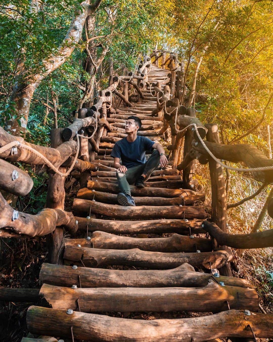 樂さんのインスタグラム写真 - (樂Instagram)「台中。大坑二號步道⛰️ 大坑的這個木頭步道拍起來真的很美！是台中親近大自然又能運動的好地方⛰️⛰️⛰️ 這次來爬的是二號步道，比起四號，二號很快就能到達木頭步道，而且因為很陡，可以拍出在爬梯子的感覺😂 第一張倒過來看好像也可以🙆‍♂️ #tag朋友一起來大坑吧」10月15日 20時07分 - ygt1016