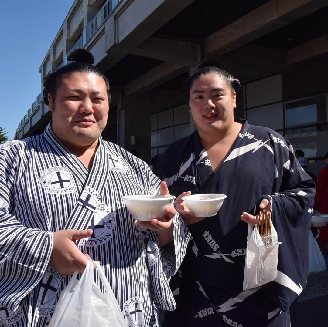 日本相撲協会さんのインスタグラム写真 - (日本相撲協会Instagram)「秋巡業中、関取のオフショットです！ ・ @sumokyokai  #sumo #相撲 #大相撲 #秋 #秋巡業 #巡業 #炎鵬 #一山本 #隆の勝 #朝乃山 #豊山 #焼き鳥 #オフショット #秋旅 #秋旅行 #秋の味覚 #還暦祝い #三世代旅行  #三世代 #記念撮影 #腕組み #大田原」10月15日 20時12分 - sumokyokai