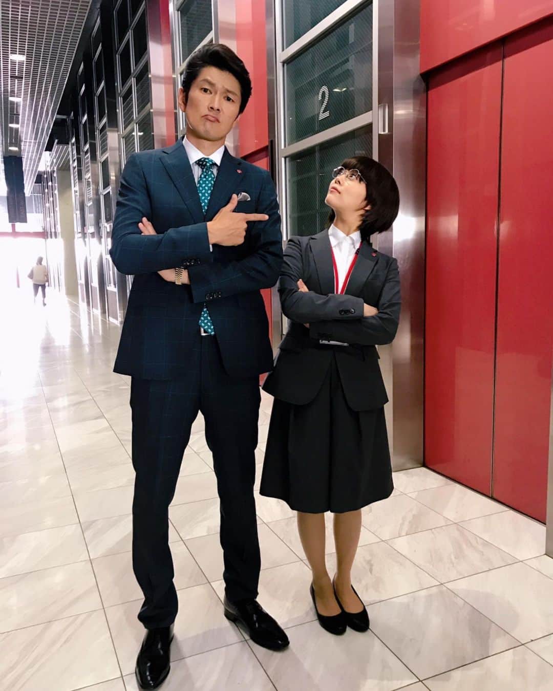 日本テレビ「同期のサクラ」さんのインスタグラム写真 - (日本テレビ「同期のサクラ」Instagram)「🌸‪第2話  サクラに強敵現る⁉️🌸‬ ‪#同期のサクラ 明日よる10時放送です📺🙌‬ ‪それぞれの部署で2年目社員として働くサクラたち。 そんなサクラの前に #丸山智己 さん演じる圧が強い桑原部長が登場…‼️ ・‬ ‪丸山さん、すごーく背が高い‼️ サクラと睨み合うシーンは本当に怖い😂‬ ‪圧巻のお芝居は明日、マストチェックです‬🎯⚠️ ‪#第2話‬ ‪#10月16日‬ ‪#2010年‬ ‪#水曜よる10時‬ #日テレ ‪#高畑充希‬ #営業部 #桑原部長 @maruyamatomomi」10月15日 20時15分 - douki_sakura
