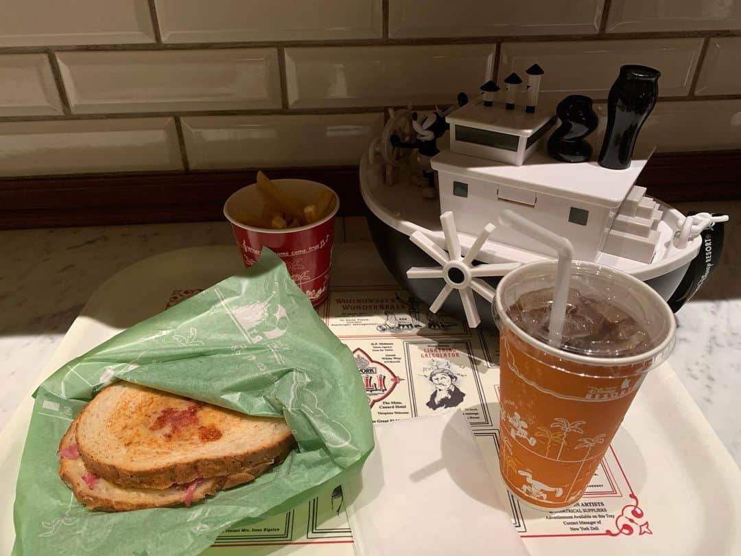 漆山凛のインスタグラム：「10月14日にディズニーシーに行ってきました！ ごはんも美味しく アトラクションも最高でした！」