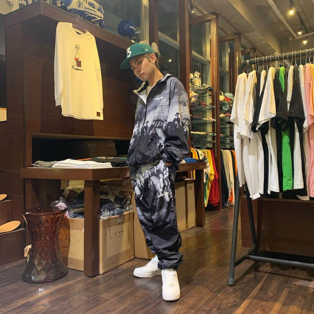 RUDE-αさんのインスタグラム写真 - (RUDE-αInstagram)「もともと服はジャージとかが楽で好きなんだけど、下北沢のスーパーの帰りにレジ袋持って歩いてたらファンの子に声かけらて、その時めちゃくちゃダサい寝巻きに寝癖でガッカリさせてしまったことあるから、あれ以来ジャージでもカッコいいもので外歩くようにしてます。Lafayetteの新作セットアップまじでお気に入り。いつも感謝です！！！みんなprivilegeに急げ〜  #本当にルードくんですか？ #本当にルードくんですか？ #って2回ほど聞かれたマン #ごめんの気持ちでいっぱい笑 #lafayette」10月15日 20時28分 - 5leep3alker