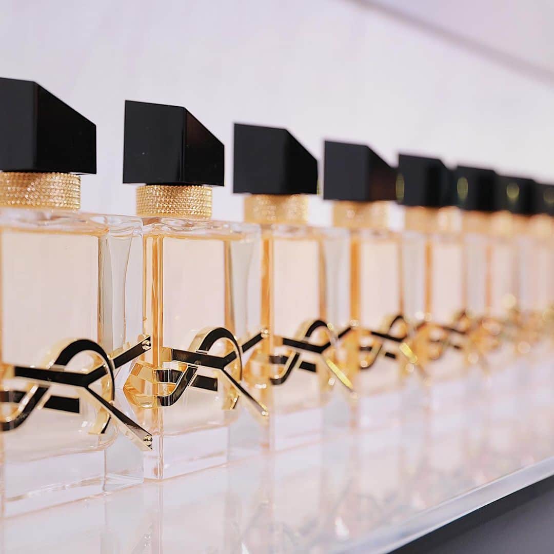 西原有紀さんのインスタグラム写真 - (西原有紀Instagram)「𝚈𝚂𝙻 𝙱𝚎𝚊𝚞𝚝𝚢 𝟸𝟶𝟷𝟿 𝙽𝙾𝙴𝙻 𝙴𝚅𝙴𝙽𝚃 💄 • • • イヴ・サンローラン・ボーテは、Xmasシーズンに向けた新作のNOELコレクション「HIGH ON STARS」とジェンダレスな香りが魅力の新作香水「LIBRE EAU DE PARFUME」の発売を記念した”YSL Beauty 2019 NOEL EVENT”に行ってきました💋💄 気品溢れるエグゾチックな香りが印象的で、コスメも新色カラーの発色の良さとパールのきめ細やかさがGoodでした👍 パッケージもゴールドに星のモチーフでゴージャス感がPLUSして、ワクワクする空間でした☺️💫 たくさんの種類があるので、使って、楽しみたいです❤️ #YSLノエル #リブレ」10月15日 20時21分 - u_ki0211