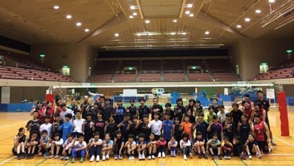 佐藤あり紗さんのインスタグラム写真 - (佐藤あり紗Instagram)「. . . 10月14日体育の日🏐 マイタウンスポーツデー(*´∀｀*) . 地元富沢でのバレー教室👏 友達のお母様や 母校富沢中学校の生徒 知り合い、選手のお父さん。笑 たくさんの方々にお越しいただきました✊ . バレーボールを通して 触れ合うことができました💕 . . 私がやりたかったことが 出来ていて嬉しいです😊 . もっともっとバレー教室やりたい！ . . #カメイアリーナ #リガーレ仙台　#バレー教室 #バレーボール　#ワールドカップバレー #W杯　#世界大会 #佐藤あり紗」10月15日 20時23分 - arisa_chu