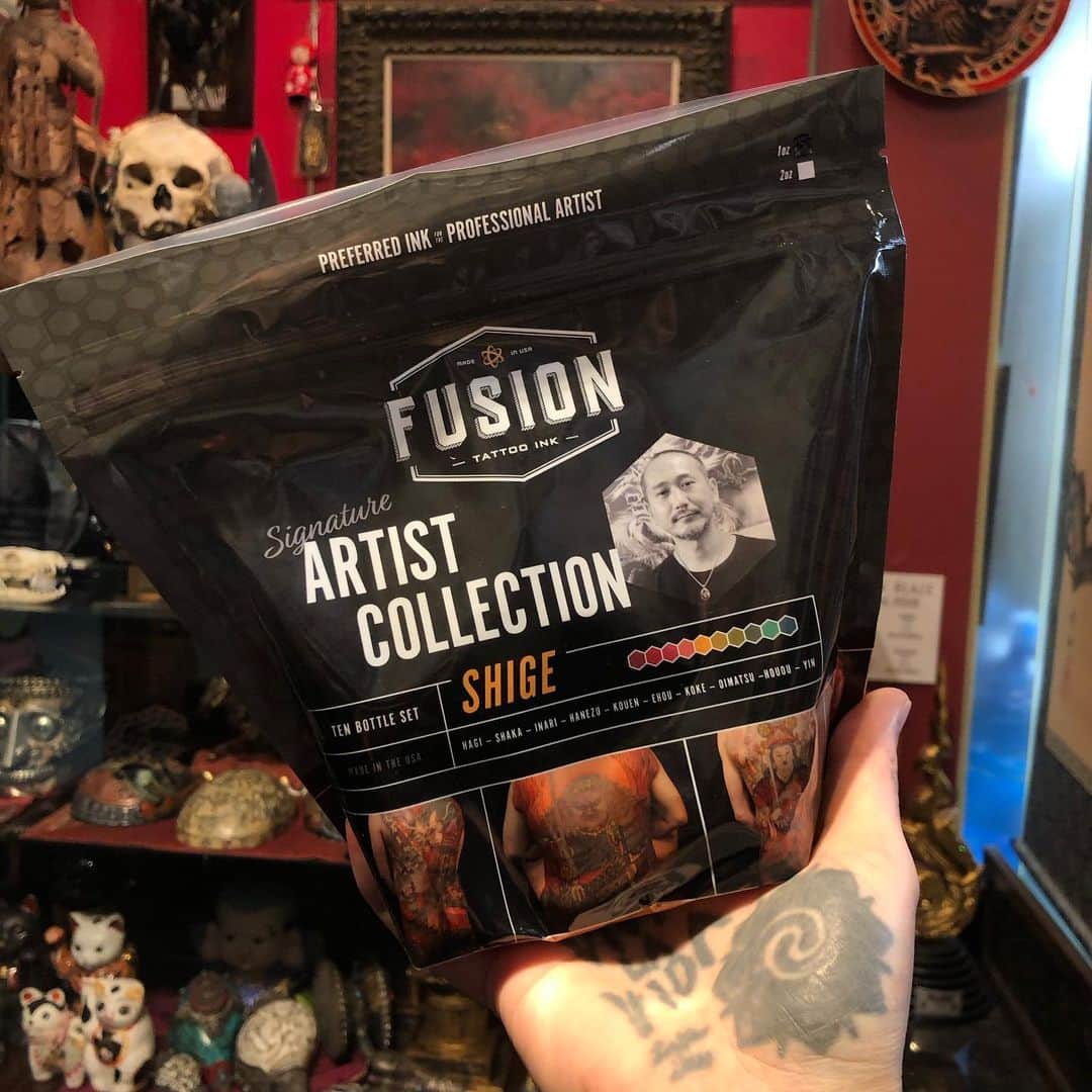 SHIGEさんのインスタグラム写真 - (SHIGEInstagram)「I finally received these inks.  My color was released from fusion ink.  It ’s a great honor. Thank you @fusion_ink @tara_fusionink @jason_fusionink ,, And I want to say to my good friend Jeff, Thank you for your help. @gogueart -  #fusionink #fusioninkproteam」10月15日 20時25分 - shige_yellowblaze