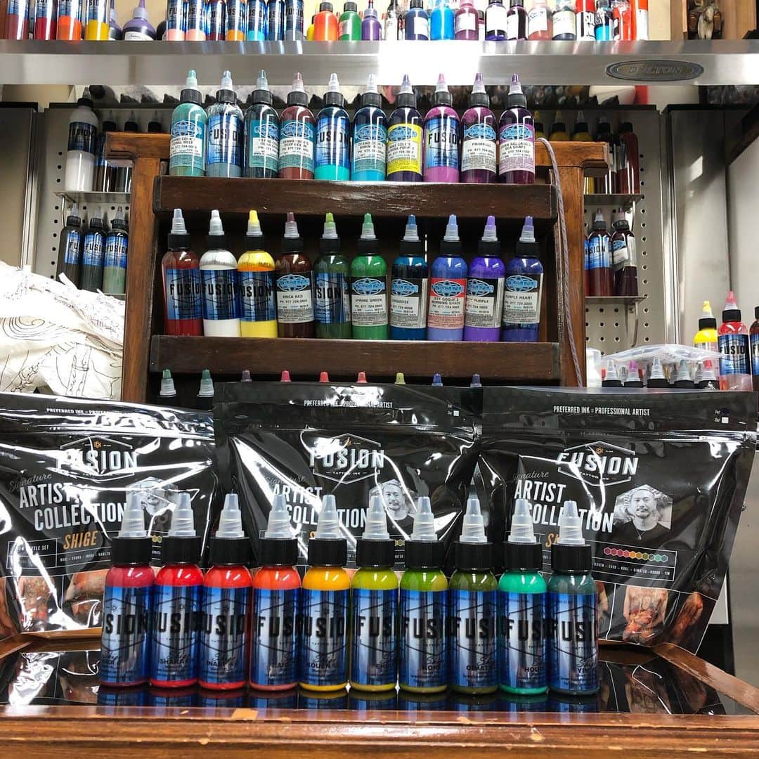 SHIGEさんのインスタグラム写真 - (SHIGEInstagram)「I finally received these inks.  My color was released from fusion ink.  It ’s a great honor. Thank you @fusion_ink @tara_fusionink @jason_fusionink ,, And I want to say to my good friend Jeff, Thank you for your help. @gogueart -  #fusionink #fusioninkproteam」10月15日 20時25分 - shige_yellowblaze