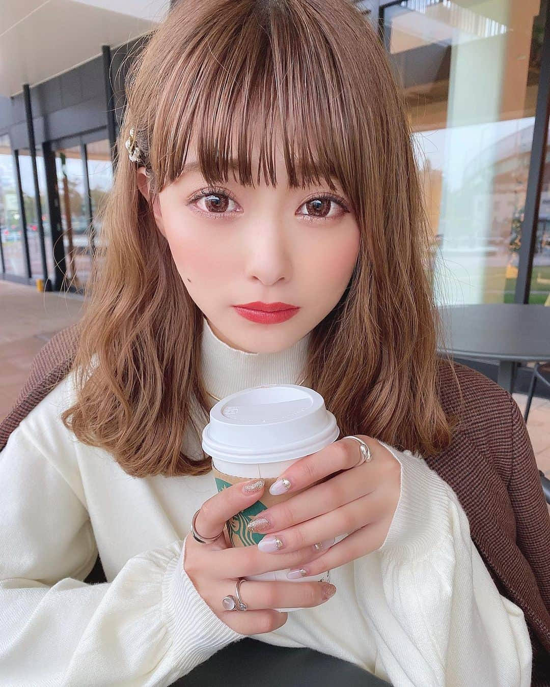 りなてぃさんのインスタグラム写真 - (りなてぃInstagram)「﻿ ﻿ ﻿ ﻿ ﻿ 白ニットに合わせて、ちょっと甘めコーデ👗﻿ ﻿ ﻿ 名古屋ららぽーとの本屋さんの雰囲気本当にすき。﻿ 住みたいもん。（笑）﻿ ﻿ ﻿ ﻿ そして寒かったので久しぶりにソイラテのホット☕︎♥️﻿ ﻿ 今日とか朝起きして、もう適温すぎて﻿ 起きて真っ先にベランダ出て﻿ 外の空気吸うという、らしくもないことしたぐらい（笑）﻿ でもそれぐらい気持ちよかった〜！﻿ ﻿ ﻿ 早起き苦手な人多いけど、本当いいことしかない！よ！（笑）﻿ ほんとうに、心の底から早起きおすすめする！（笑）﻿ ﻿ ﻿ ﻿ あとあと、全然話変わるけど﻿ 最近またコスメ集めにハマってる💄﻿ またお気に入りまとめて載せるね！﻿ ﻿ ﻿ ﻿ #fashion #ootd #outfit #coordinate ﻿ #cosme #cosmetic #make #makeup ﻿ #hairstyle #haircolor #knit #tops ﻿ ﻿ ﻿ ﻿」10月15日 20時26分 - rinatea_25