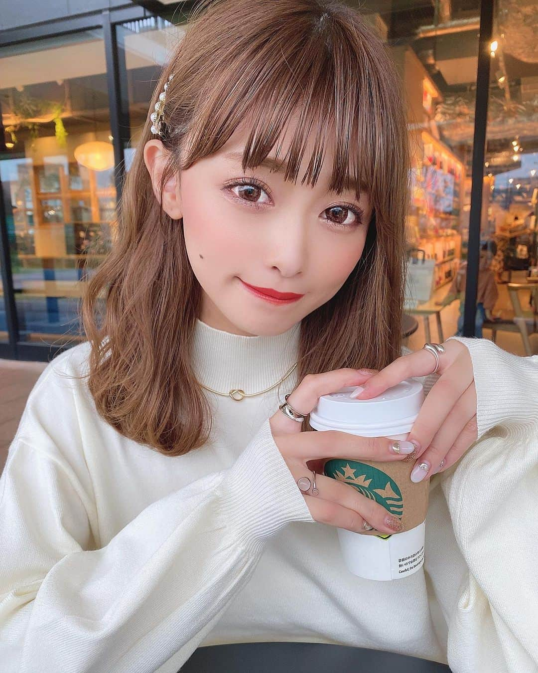 りなてぃさんのインスタグラム写真 - (りなてぃInstagram)「﻿ ﻿ ﻿ ﻿ ﻿ 白ニットに合わせて、ちょっと甘めコーデ👗﻿ ﻿ ﻿ 名古屋ららぽーとの本屋さんの雰囲気本当にすき。﻿ 住みたいもん。（笑）﻿ ﻿ ﻿ ﻿ そして寒かったので久しぶりにソイラテのホット☕︎♥️﻿ ﻿ 今日とか朝起きして、もう適温すぎて﻿ 起きて真っ先にベランダ出て﻿ 外の空気吸うという、らしくもないことしたぐらい（笑）﻿ でもそれぐらい気持ちよかった〜！﻿ ﻿ ﻿ 早起き苦手な人多いけど、本当いいことしかない！よ！（笑）﻿ ほんとうに、心の底から早起きおすすめする！（笑）﻿ ﻿ ﻿ ﻿ あとあと、全然話変わるけど﻿ 最近またコスメ集めにハマってる💄﻿ またお気に入りまとめて載せるね！﻿ ﻿ ﻿ ﻿ #fashion #ootd #outfit #coordinate ﻿ #cosme #cosmetic #make #makeup ﻿ #hairstyle #haircolor #knit #tops ﻿ ﻿ ﻿ ﻿」10月15日 20時26分 - rinatea_25