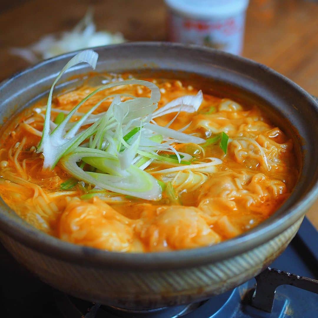 シンプルご飯が好き。さんのインスタグラム写真 - (シンプルご飯が好き。Instagram)「シャンタン鍋 ―――☞﻿―――☞﻿―――☞﻿𓃰⋆⋆ フーディーテーブルさん （@foodietable.jp）からの依頼で かな姉さん @kanae.inoue と一緒に 創味食品さまのシャンタン鍋の レシピ開発をさせていただきました。 私のオススメは旨辛ワンタン鍋です。 ワンタンは海老と豚2種のワンタンに どっさりもやしとえのきのヘルシー鍋。 味付けもものすごく簡単なので 是非是非お試し下さいませ。  #シャンタン鍋 #アレンジ鍋 #フーディーテーブル #タイアップ  まだまだ台風の被害が残っていますが 少しでも早く、被災した方々が 日常生活に戻れますように。」10月15日 20時33分 - heavydrinker