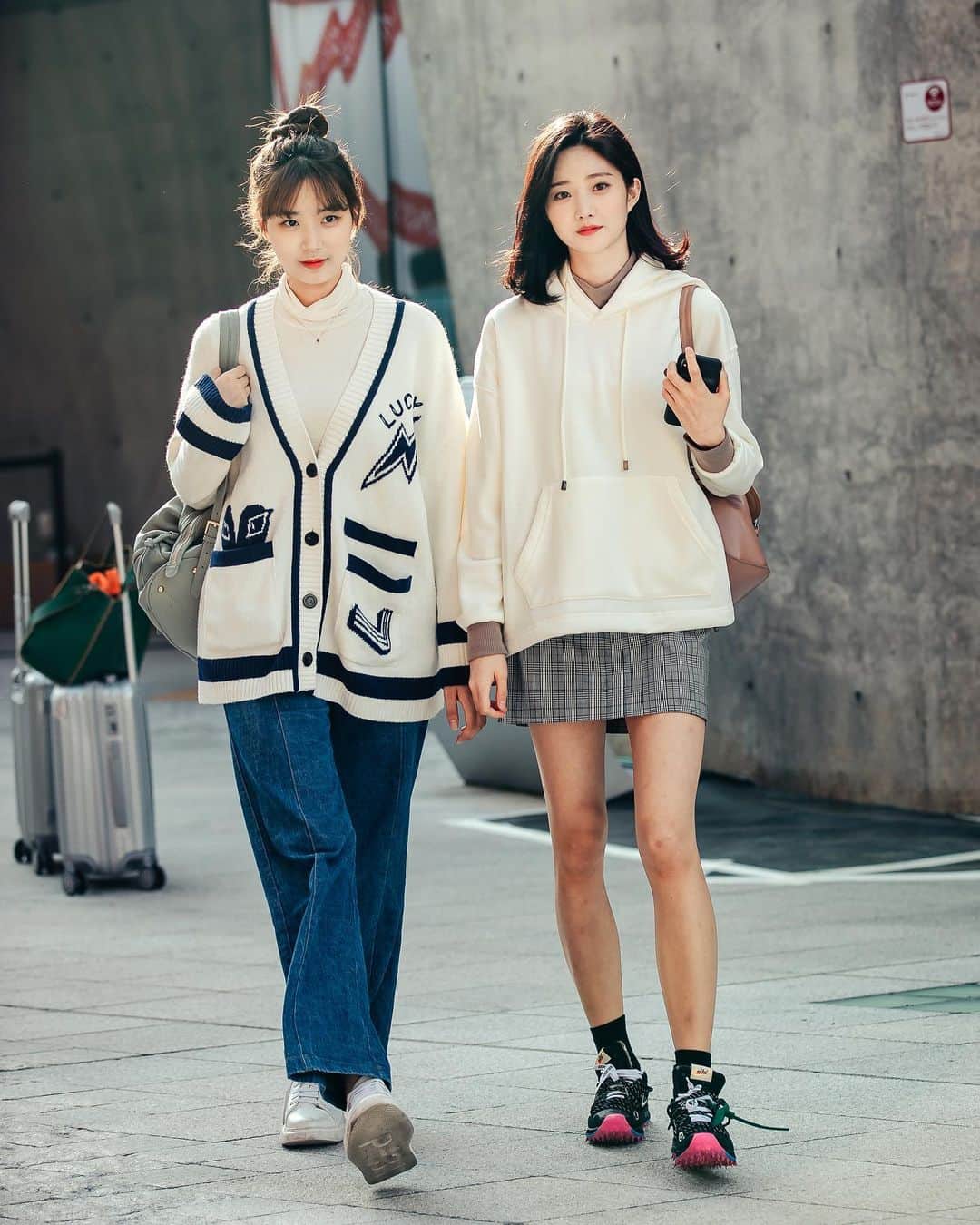 のインスタグラム：「SFW Street Fashion Style Thx @ysdp1127 @kyuhee___ 🔥 최연수, 규희 스트리트 스타일 . . #서울패션위크 #sfw #오오티디 #nyc #koreafashion #패션그램 #womenswear #nyfw #데일리그램 #outfit #ootd  #streetphoto #가로수길 #이태원 #사진 #스트릿패션 #모델 #wiwt #nyfw #pfw」