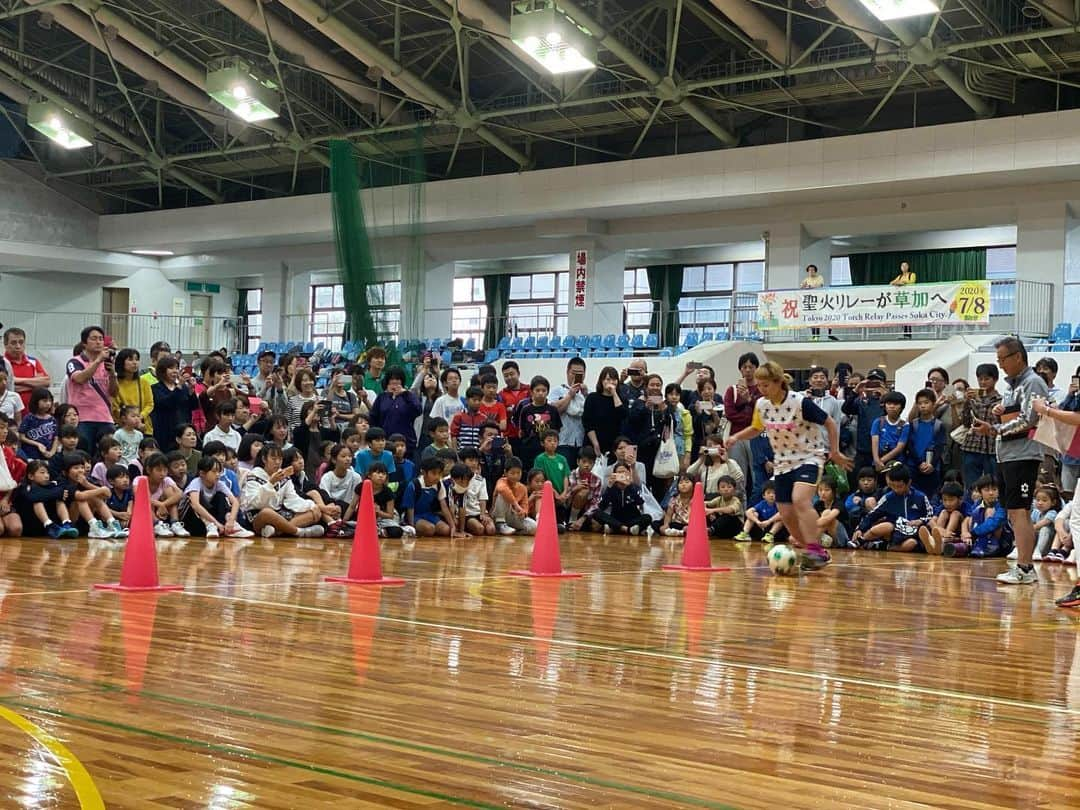 丸山桂里奈さんのインスタグラム写真 - (丸山桂里奈Instagram)「昨日は草加市スポーツフェスティバルに参加させていただきました。 たくさんの親御さんたちが集まっていただき、トークショーと体験会など盛りだくさんで楽しい時間になりました😊‼︎オリパラ競技が一度に体験出来る機会はとても珍しく、私はトランポリン、バトミントン、車椅子バスケ、そしてサッカーと体験させていただきました。一つ一つ大切に目の前にある時間と向き合い、初めてやらせていただいた競技も挑戦させていただきました👋👋👋 その中でもやはり印象に残っているのは、車椅子バスケでした。 車椅子を操縦しながらボール、味方、相手がいてその上でコンタクトもあるので一度に何個もの動作をしないといけないのと、視野も広くしていかないと味方の動きをみるのも難しい状況で、体験してみて気づくこと、競技の大変さや奥深さを知りスポーツていいなとつくづく思います。ラグビーワールドカップでの感動はもちろんですが、スポーツをやっていたものとして、応援していただける側から今は応援する側になり、今まで以上にサッカーだけでなく本当にたくさんのスポーツを盛り上げていけたらいいなと思います😊‼︎🤲草加市体育協会のみなさま、草加市のみなさま、関係者さま、スタッフのみなさま、ありがとうございました🤲🤲🤲 身内のスタッフさんから、駄菓子セットをいただきテンションあがり、帰りにも飲み物を持たせていただきました。優しさの塊、全身節々にいただきました、ありがとうございます😊‼︎👋さ、今日も明日も自分らしく😊😊😊 #草加市スポーツフェスティバル #草加市 #みなさまありがとうございました #スポーツは人の心を動かします #未来のこどもたちへ #絶対に夢は叶います #私が叶ったから誰でも叶います #諦めないでやめないで続けてください #道は開きます #いい意味で #インスタバエ」10月15日 20時46分 - karinamaruyama