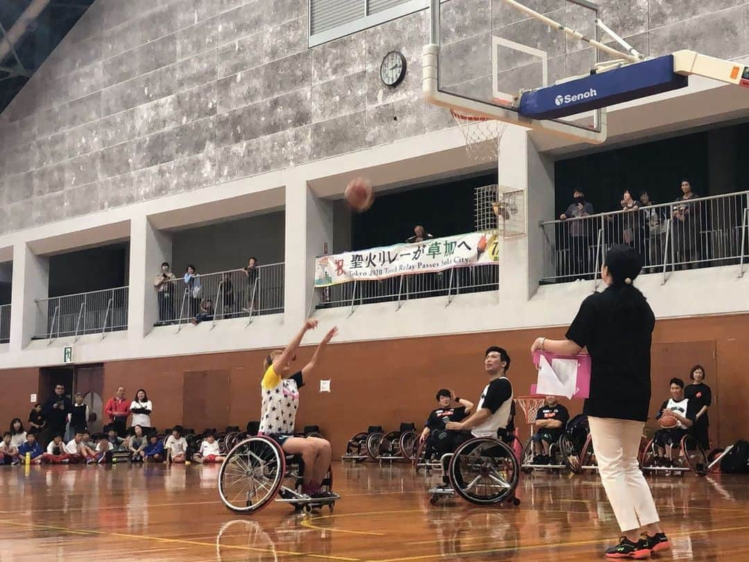 丸山桂里奈さんのインスタグラム写真 - (丸山桂里奈Instagram)「昨日は草加市スポーツフェスティバルに参加させていただきました。 たくさんの親御さんたちが集まっていただき、トークショーと体験会など盛りだくさんで楽しい時間になりました😊‼︎オリパラ競技が一度に体験出来る機会はとても珍しく、私はトランポリン、バトミントン、車椅子バスケ、そしてサッカーと体験させていただきました。一つ一つ大切に目の前にある時間と向き合い、初めてやらせていただいた競技も挑戦させていただきました👋👋👋 その中でもやはり印象に残っているのは、車椅子バスケでした。 車椅子を操縦しながらボール、味方、相手がいてその上でコンタクトもあるので一度に何個もの動作をしないといけないのと、視野も広くしていかないと味方の動きをみるのも難しい状況で、体験してみて気づくこと、競技の大変さや奥深さを知りスポーツていいなとつくづく思います。ラグビーワールドカップでの感動はもちろんですが、スポーツをやっていたものとして、応援していただける側から今は応援する側になり、今まで以上にサッカーだけでなく本当にたくさんのスポーツを盛り上げていけたらいいなと思います😊‼︎🤲草加市体育協会のみなさま、草加市のみなさま、関係者さま、スタッフのみなさま、ありがとうございました🤲🤲🤲 身内のスタッフさんから、駄菓子セットをいただきテンションあがり、帰りにも飲み物を持たせていただきました。優しさの塊、全身節々にいただきました、ありがとうございます😊‼︎👋さ、今日も明日も自分らしく😊😊😊 #草加市スポーツフェスティバル #草加市 #みなさまありがとうございました #スポーツは人の心を動かします #未来のこどもたちへ #絶対に夢は叶います #私が叶ったから誰でも叶います #諦めないでやめないで続けてください #道は開きます #いい意味で #インスタバエ」10月15日 20時46分 - karinamaruyama