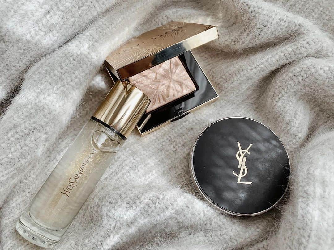 JUNNAのインスタグラム：「最近のベースメイク☺️ @yslbeauty ✍🏼"アンクル ド ポー オールアワーズ クッション" マット×ツヤの新感覚クッションファンデ... 下地はずっと気になっていた ✍🏼"ラディアント タッチ ブラープライマー"  ハイライトは超微粒子パウダーで白浮きしないツヤ感 肌馴染みの良さがお気に入り @bobbibrownjapan @bobbibrown ✍🏼"リュクス　イルミネイティング　パウダー" ・ ・ #junna💋#yslbeauty#ysl#yslcosmetics #bobbibrown#コスメ#コスメ好き #コスメ購入品  #ベージュカラー#クッションファンデ#コフレ#サンローラン #ハイライト #ベージュ#デパコス#グロス#新作コスメ#秋コスメ#秋メイク#ファンデーション#艶肌#ラディアントタッチブラープライマー#下地#美肌」