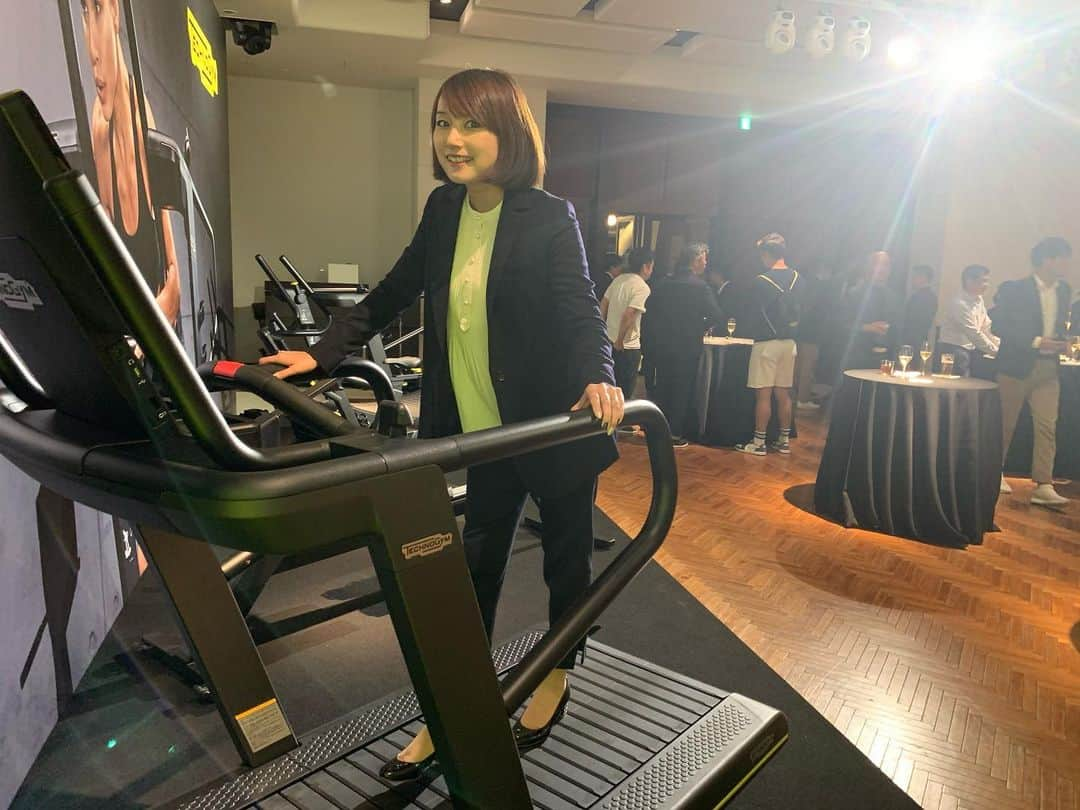 細田阿也さんのインスタグラム写真 - (細田阿也Instagram)「#technogym  #tecnogymjapan #tokyo  #テクノジム #ジャパン #トーキョー #フォーラム #2019 #andaztokyo #アンダーズ東京  本社#イタリア より 創設者　ネリオ会長を始め エンリコさん、ファブリツィオさんをお迎えし　プレゼンしてくださり  #テクノジムジャパン　絹田社長によるメッセージも頂きつつ  スタッフ皆様の情熱溢れるチーム力、一体感が伝わって参りました！  また　#オリンピック　を支え続ける#マシン　として  #フェンシングエペ　#世界ランク1位 #見延和靖　選手との#トークショー にて #tokyo2020  に向けた意気込みや#トレーニング　について伺いました！  ゲストが#アクティブシッティング　　という　#バランスボール に座りながらの光景は圧巻でした！  スタイリッシュで先進的 、デザイン　性の高い　#トレーニングマシン は勿論、  #ウェルネスライフ を提案しサポートしてくださる皆様のお話を伺い　心身整えるべく#トレーニング したくなりました😊  #フェンシング　#エペ　#司会　#MC」10月15日 20時42分 - hosodaaya