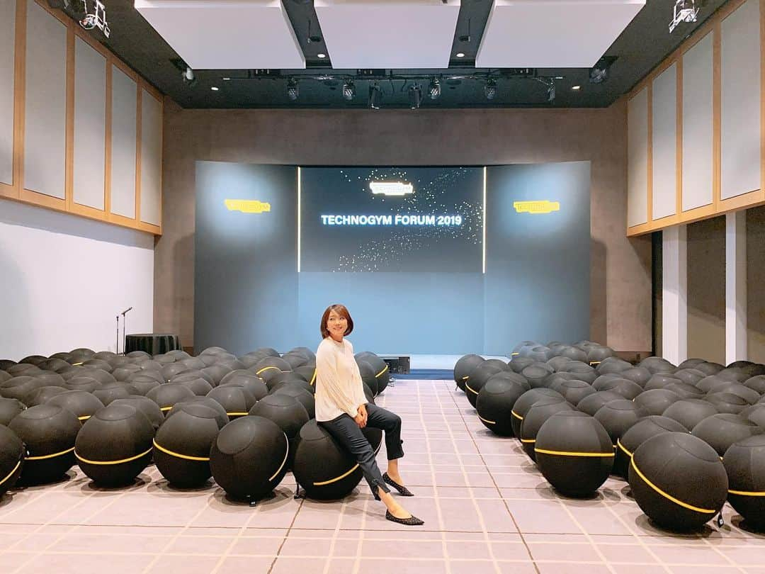 細田阿也さんのインスタグラム写真 - (細田阿也Instagram)「#technogym  #tecnogymjapan #tokyo  #テクノジム #ジャパン #トーキョー #フォーラム #2019 #andaztokyo #アンダーズ東京  本社#イタリア より 創設者　ネリオ会長を始め エンリコさん、ファブリツィオさんをお迎えし　プレゼンしてくださり  #テクノジムジャパン　絹田社長によるメッセージも頂きつつ  スタッフ皆様の情熱溢れるチーム力、一体感が伝わって参りました！  また　#オリンピック　を支え続ける#マシン　として  #フェンシングエペ　#世界ランク1位 #見延和靖　選手との#トークショー にて #tokyo2020  に向けた意気込みや#トレーニング　について伺いました！  ゲストが#アクティブシッティング　　という　#バランスボール に座りながらの光景は圧巻でした！  スタイリッシュで先進的 、デザイン　性の高い　#トレーニングマシン は勿論、  #ウェルネスライフ を提案しサポートしてくださる皆様のお話を伺い　心身整えるべく#トレーニング したくなりました😊  #フェンシング　#エペ　#司会　#MC」10月15日 20時42分 - hosodaaya