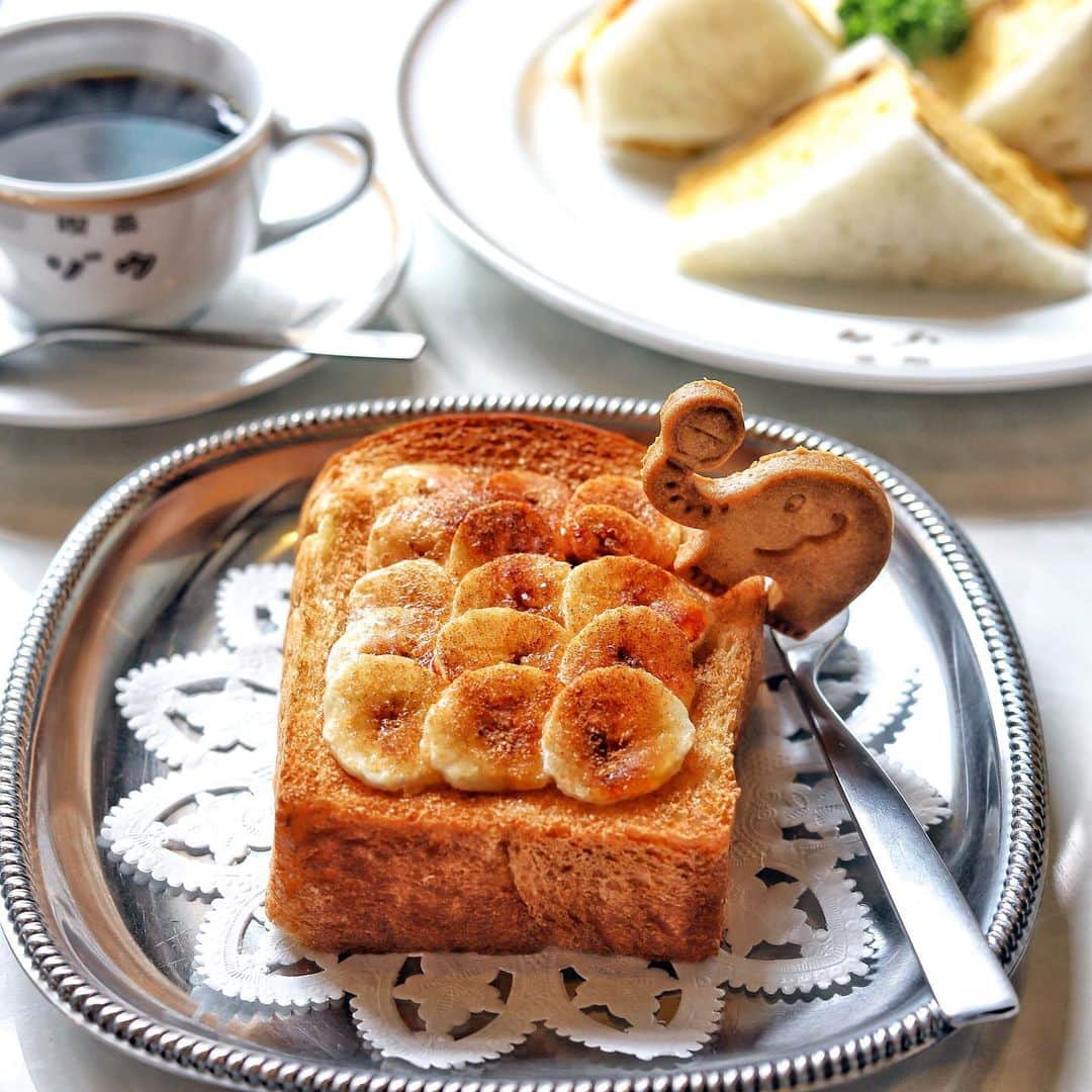 きょん。さんのインスタグラム写真 - (きょん。Instagram)「. .  喫茶ゾウ @kissa_zou  ゾウさん、 バナナも お好きなのね。  ぼくも好きです、 でも、 ゾウさんのほうが も〜っと好きです。  #伝わるかな #この五感伝わる方同世代 #喫茶ゾウ」10月16日 7時35分 - kyon_tokiiro