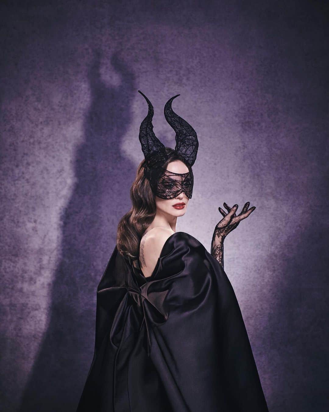 Disneyさんのインスタグラム写真 - (DisneyInstagram)「Halloween comes early. See #Maleficent: Mistress of Evil this Friday! 📸: Jason Bell」10月16日 7時39分 - disney