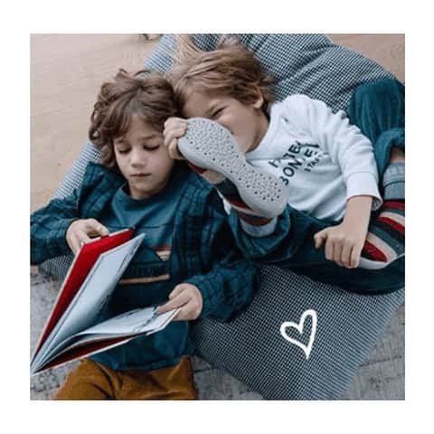 コレジアンのインスタグラム：「FEET UP! 🤗 . As the days get shorter, step into the comfort of Collégien slipper-socks and enjoy family time! 😃 . Collégien pampers your feet! ❤️ . LA SAISON DES CHAUSSONS ! 🤗 . Le froid s’installe petit à petit, les soirées deviennent de plus en fraîches, les pieds se refroidissent, il est alors temps d’opter pour des chaussons douillets qui vous réchaufferont les pieds ! 😃 . Collégien vous accompagne lors de vos soirées en famille, pour des moments uniques et joyeux ! ❤️ . Picture by @loismoreno_ 😘 . #collegien #collegien_officiel #madeinfrance #instamum #Тапочкиносочки #fancy #обувьдлямалышей #дети #инстамама #обувьдляпервыхшагов #товарыдлядетей #дляпервыхшагов #vintage #slippers #designerslippers #babbucce #hausschuhe #тапочки」