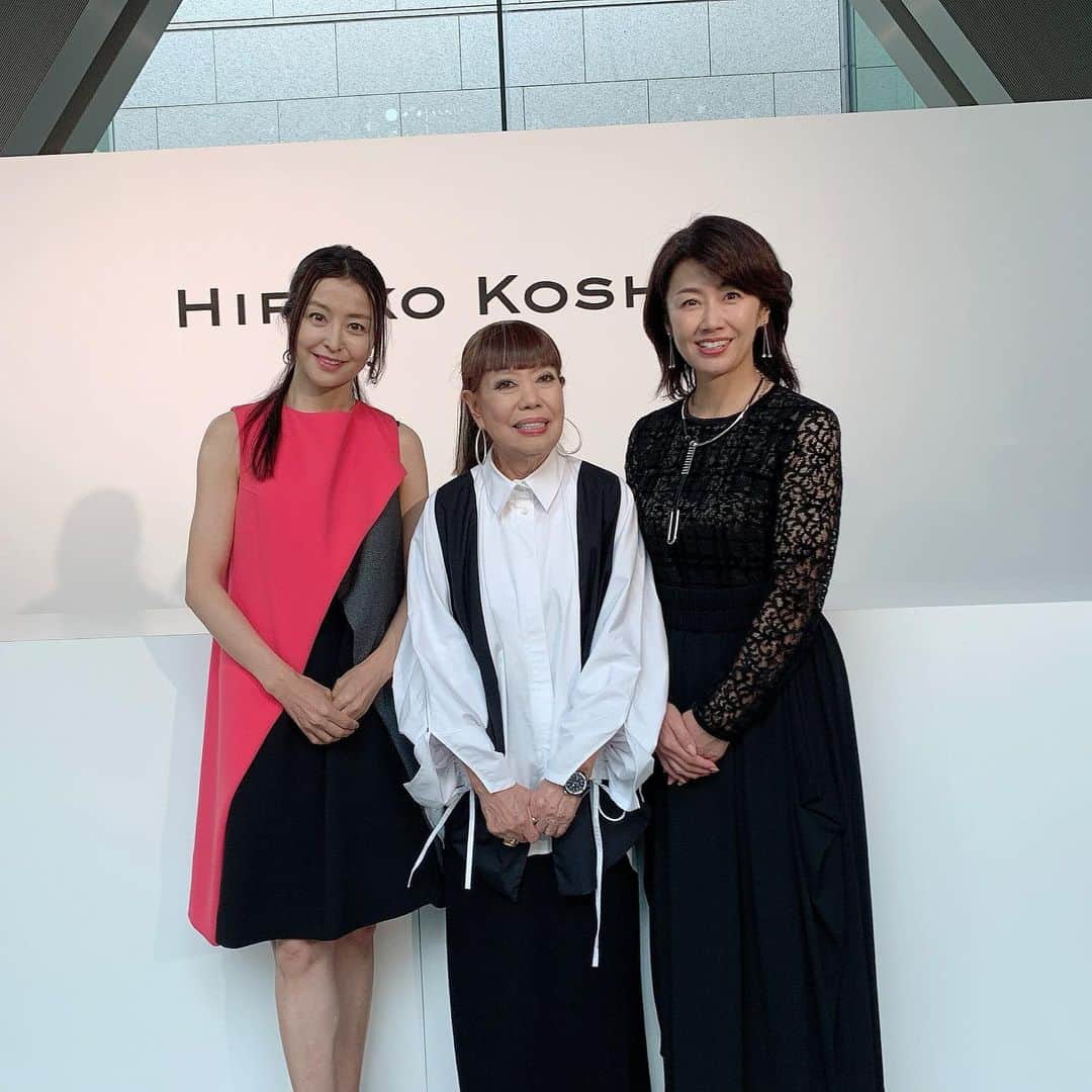 大桃美代子さんのインスタグラム写真 - (大桃美代子Instagram)「HIROKO KOSHINO さんの2020春夏コレクションへ。  現代美術館で行われた、  アートとファッションの融合でした。  ヒロコ先生、凄い！  コレクションの様子は  YouTubeで。  HIROKO KOSHINO 2020spring & summer  COLLECTION https://youtu.be/sZfbAUfkidQ  ありがとうございました😊。 #hirokokoshino #2020春夏コレクション#ファッションショー#ファッションウィーク#ヒロココシノ#大桃美代子#真琴つばさ#東京都現代美術館#東京美術館#楽天ファッションウィーク東京」10月16日 6時39分 - miyoko_omomo