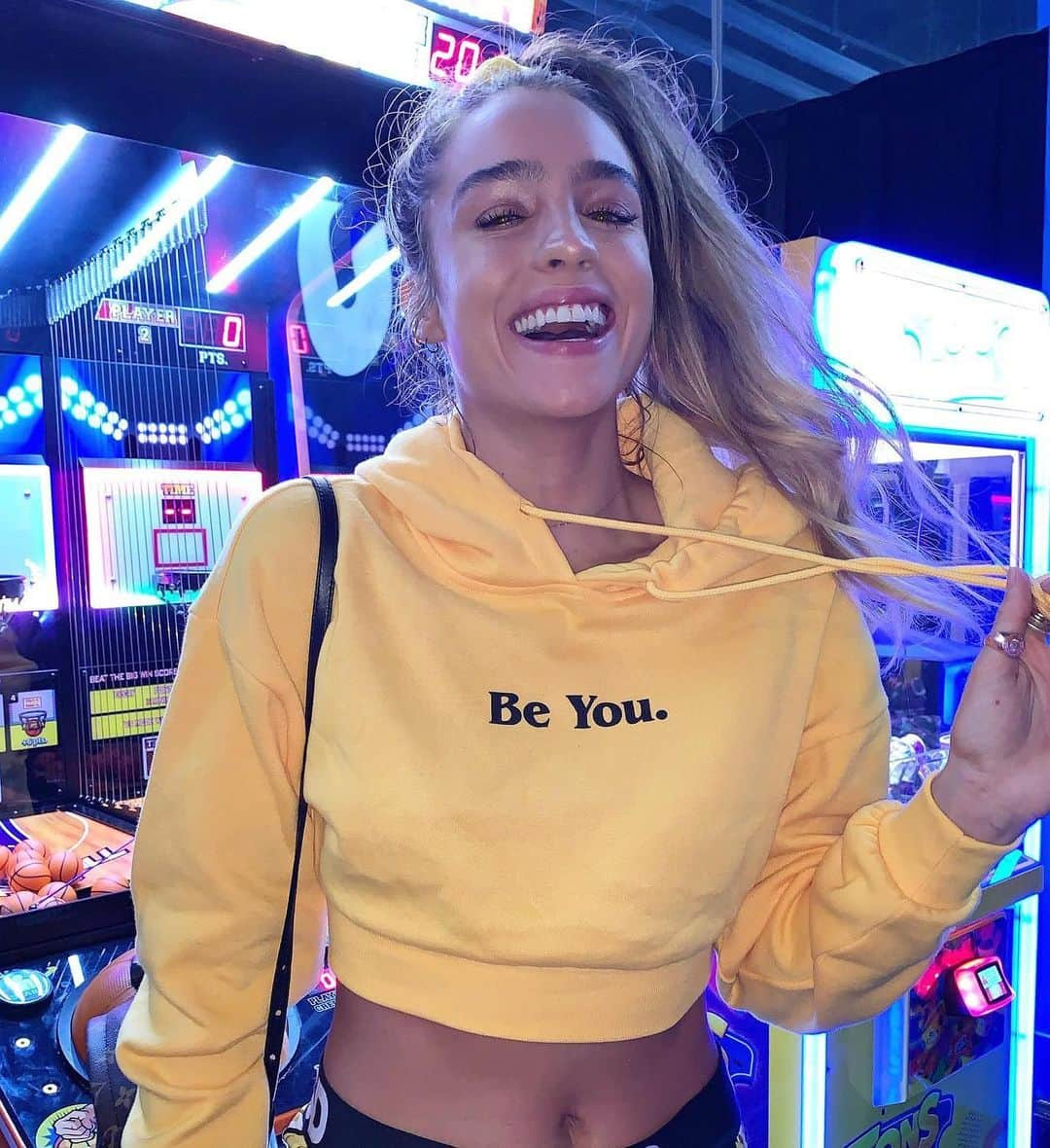 Sommer Rayさんのインスタグラム写真 - (Sommer RayInstagram)「to be yourself in a world that is constantly trying to make you something else is the greatest accomplishment. 💛 #beyou hoodie: @shopsommerray」10月16日 6時54分 - sommerray