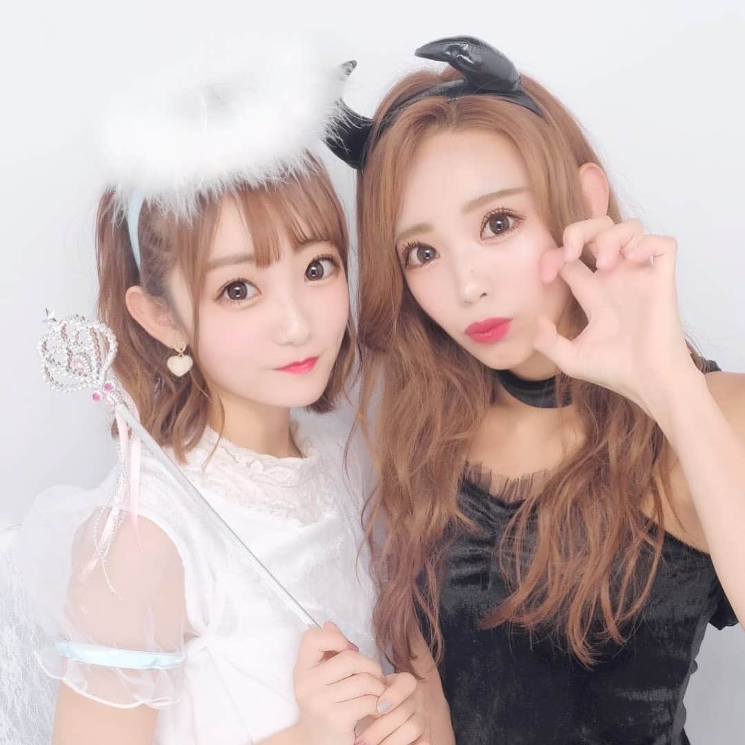 夏川愛実のインスタグラム：「ㅤㅤㅤㅤㅤㅤㅤㅤㅤㅤㅤㅤㅤ おはようございます😊 めぐちゃんとノリで撮ったプリクラ📸 天使と悪魔👼😈 ㅤㅤㅤㅤㅤㅤㅤㅤㅤㅤㅤㅤㅤㅤㅤㅤㅤㅤㅤㅤㅤㅤ 最近のぷりくら顔変わりすぎてうける、、、 ㅤㅤㅤㅤㅤㅤㅤㅤㅤㅤㅤㅤㅤㅤㅤㅤㅤㅤㅤㅤㅤㅤ ㅤㅤㅤㅤㅤㅤㅤㅤㅤㅤㅤㅤㅤㅤㅤㅤㅤㅤㅤㅤㅤㅤ #天使#天使コスプレ#悪魔#悪魔コスプレ#小悪魔 #仮装#ハロウィン#ハロウィンコスプレ #ハロウィン仮装#プリクラ#ぷりんと倶楽部 #コスプリ#ハロウィンプリ#プリクラ詐欺」