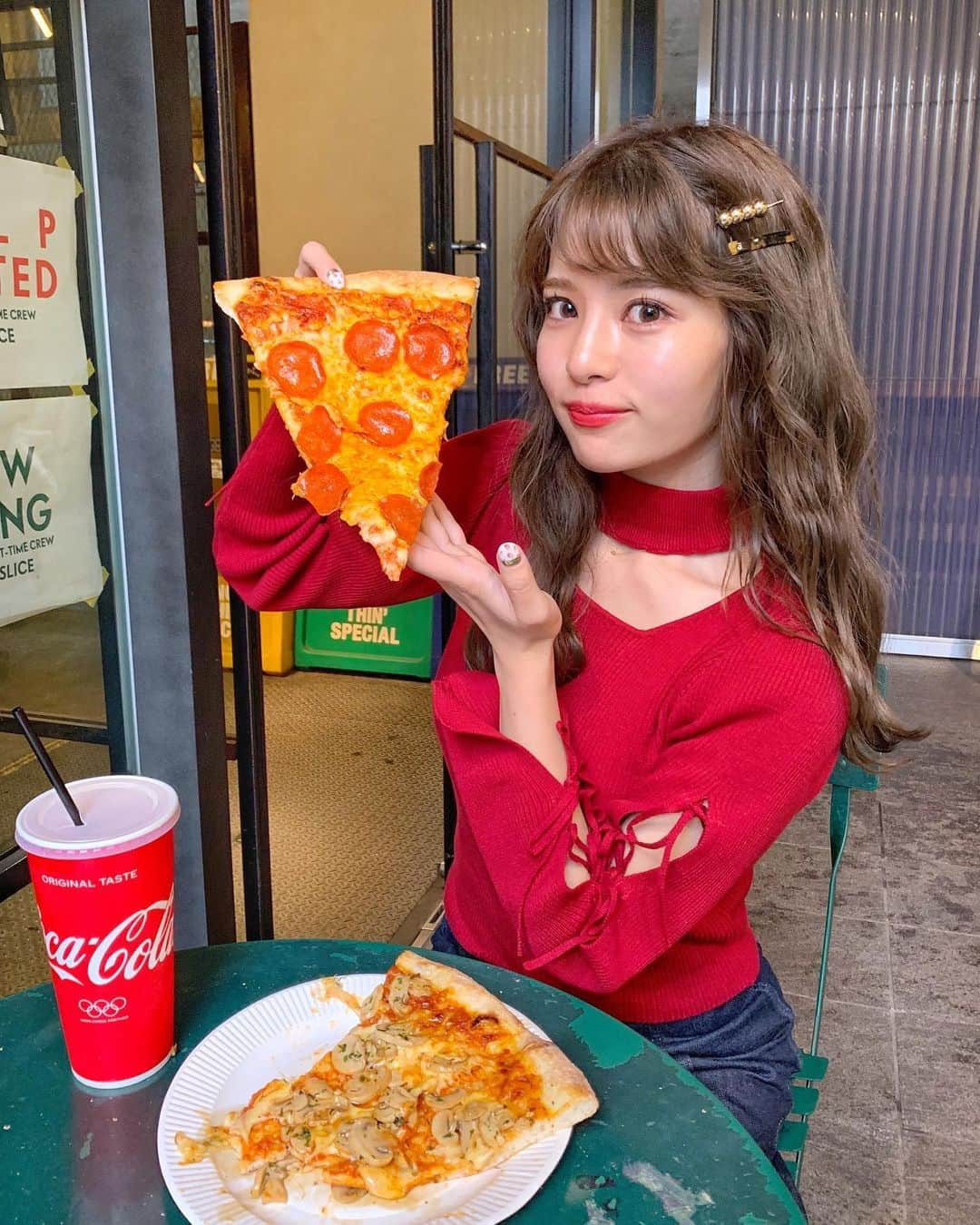 小沼瑞季さんのインスタグラム写真 - (小沼瑞季Instagram)「😋🍕❤️﻿ ﻿ ピザスライス２のおっきーピザ🍕🍕🍕﻿ たまにはランチの写真もありかな🎶﻿ ﻿ 表参道のお店は初めて❣️﻿ ランチどきに来たからすっごい混んでた🤭﻿ ﻿ ﻿ お気に入りの真っ赤なニット🧶❤️﻿ tops♡#crayme﻿ ﻿ ﻿ #omotesandocafe#pizzaslice#pizzaslice2#omotesando#表参道ランチ#ピザスライス#ピザスライス2#ピザ#東京カフェ#表参道カフェ#みいきのカフェめぐり☕️🍰」10月15日 22時32分 - mizukikonuma