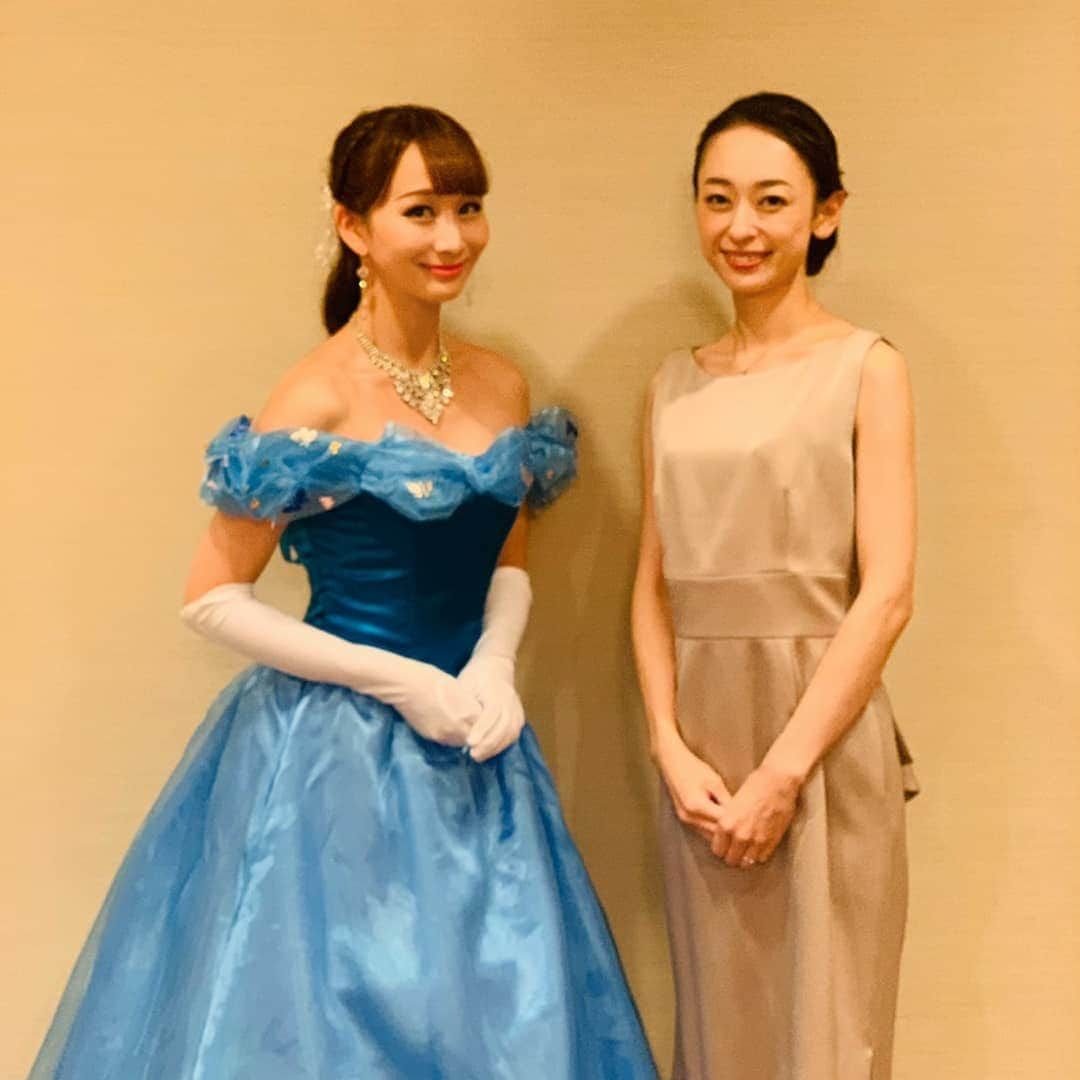 瞳ゆゆさんのインスタグラム写真 - (瞳ゆゆInstagram)「今日はハイアット・リージェンシーにて、企業様の講演会と懇親会の司会を務めさせていただきました。  講演会では、しっかりと緊張感を持ってアナウンサーらしく。笑 講演中に少し抜け出して懇親会のリハーサルに向かうと、既にドレス姿のせいらちゃんが 😍  一通りリハーサルを終えて戻ったのですが、せいらちゃんの可愛さで、私の心も声もまろやかに。笑  せいらちゃんは、懇親会でお歌を披露しました✨✨可愛かったー！！！ 皆さんに助けられた１日😌 ありがとうございました♥️ 写真2枚目は、お互いに、どうぞどうぞしている。笑  #ハイアットリージェンシー東京 #司会 #アナウンサー #瞳ゆゆ #宝塚og #紗愛せいら ちゃん」10月15日 22時34分 - yuyu_hitomi