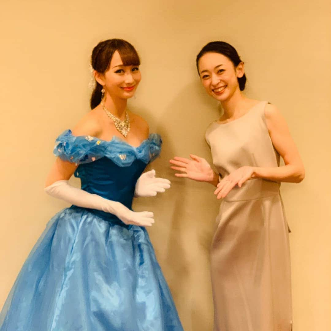 瞳ゆゆさんのインスタグラム写真 - (瞳ゆゆInstagram)「今日はハイアット・リージェンシーにて、企業様の講演会と懇親会の司会を務めさせていただきました。  講演会では、しっかりと緊張感を持ってアナウンサーらしく。笑 講演中に少し抜け出して懇親会のリハーサルに向かうと、既にドレス姿のせいらちゃんが 😍  一通りリハーサルを終えて戻ったのですが、せいらちゃんの可愛さで、私の心も声もまろやかに。笑  せいらちゃんは、懇親会でお歌を披露しました✨✨可愛かったー！！！ 皆さんに助けられた１日😌 ありがとうございました♥️ 写真2枚目は、お互いに、どうぞどうぞしている。笑  #ハイアットリージェンシー東京 #司会 #アナウンサー #瞳ゆゆ #宝塚og #紗愛せいら ちゃん」10月15日 22時34分 - yuyu_hitomi