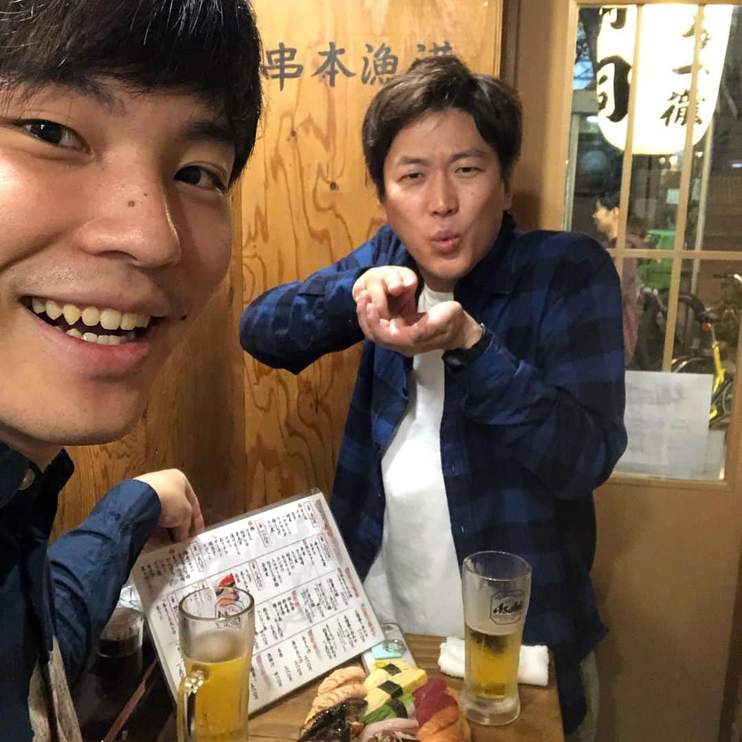 木佐凌一朗さんのインスタグラム写真 - (木佐凌一朗Instagram)「ネイビーズアフロはじりのはじりっぱなしにお邪魔していました！ はじりさんとノンフィクション漫才15分、そこからトークコーナー出させてもらいました！ 15分ネタ！？！？！？ 寄席意識にしても長い！ それにしても急に出てきて好き勝手させてもらってお客様には感謝です！ カフェで化粧水つけだすはじりさんにはお世話になってます！ #ネイビーズアフロ #いなかのくるま #はじりっぱなし #エンゲル兄さん」10月15日 22時48分 - inakanokisa