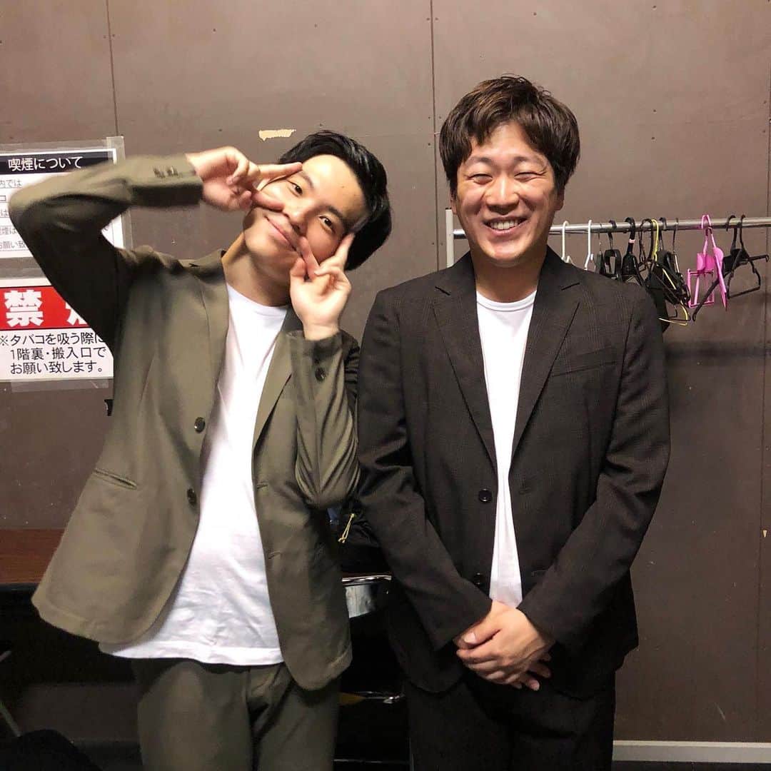 のインスタグラム：「ネイビーズアフロはじりのはじりっぱなしにお邪魔していました！ はじりさんとノンフィクション漫才15分、そこからトークコーナー出させてもらいました！ 15分ネタ！？！？！？ 寄席意識にしても長い！ それにしても急に出てきて好き勝手させてもらってお客様には感謝です！ カフェで化粧水つけだすはじりさんにはお世話になってます！ #ネイビーズアフロ #いなかのくるま #はじりっぱなし #エンゲル兄さん」