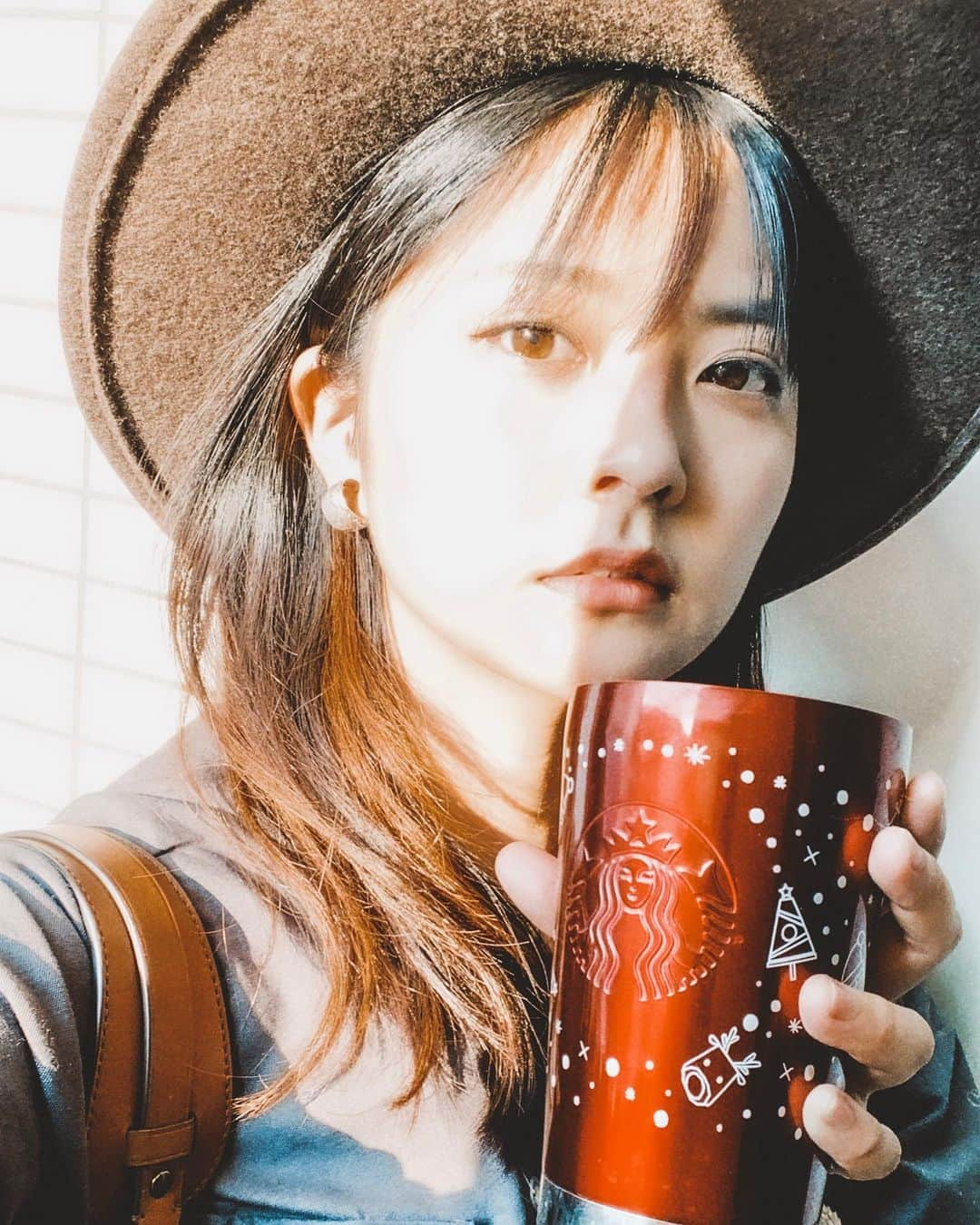 Miyuuさんのインスタグラム写真 - (MiyuuInstagram)「最近は、飲み物をこれに入れて持ち歩くようにしています。ゴミも減るし、スタバ20円安くなるし。! りなちゃんに光の当たり方👍と言われ再度post〜 明日は、歌入れ。ワクワク♪ . #miyuusic#miyuu#sunset#sunlight#夕日#orangelight#vintage#lightroom#lether#hat#ralphlauren#rrl」10月15日 22時42分 - miyuuamazing