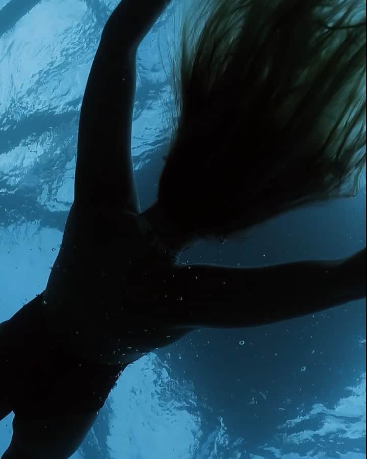 サシャ・カリスのインスタグラム：「“Today I choose life. Every morning when I wake up I can choose joy, happiness, negativity, pain... To feel the freedom that comes from being able to continue to make mistakes and choices - today I choose to feel life, not to deny my humanity but embrace it.” -Kevyn Aucoin 🎥 @andremusgrove ✨」