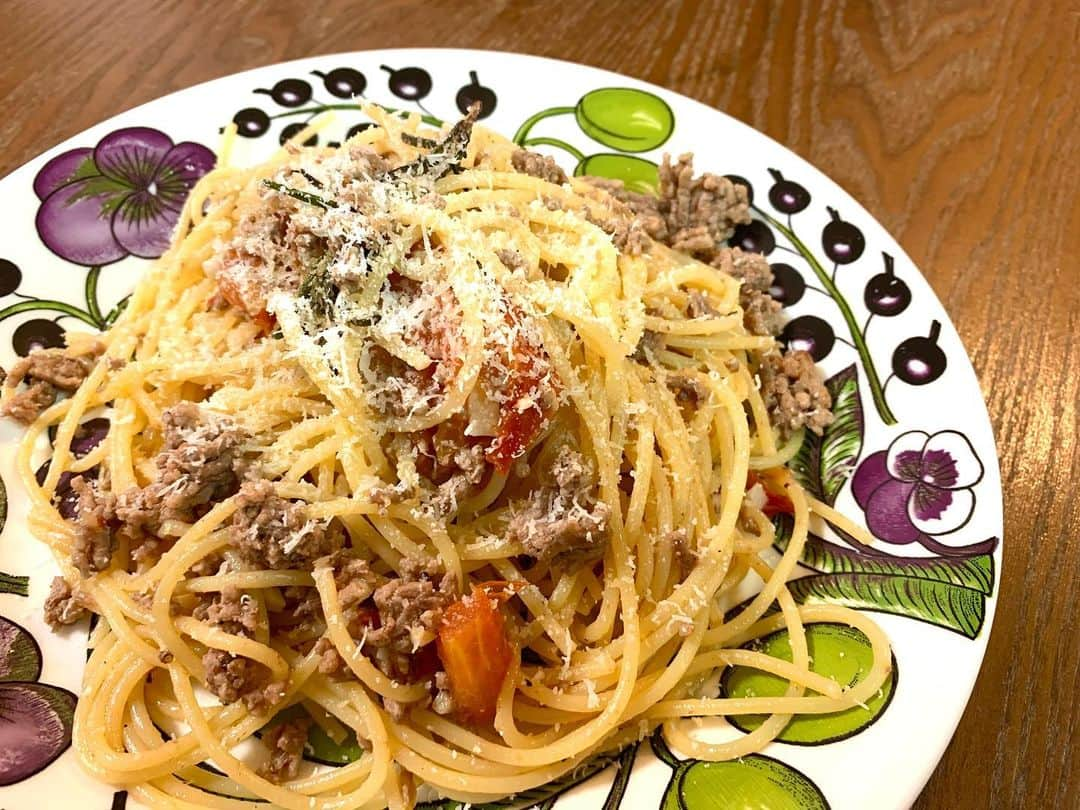 東麻美さんのインスタグラム写真 - (東麻美Instagram)「今夜はミートソースパスタ🍝 フレッシュトマトと最後にパルミジャーノをガリガリ。 美はオイルから。 と事務所から嬉しいバースデープレゼント🎁の　@kiyoeolive で。 あの、行けずじまいの鶴岡アルケッチャーノの奥田シェフもオススメしているオイルだぁ。 美味しい。  #麻美御飯#おうちごはん#夜ごはん#晩ごはん#dinner#homemade #抗酸化作用#美」10月15日 22時45分 - asamihigashi