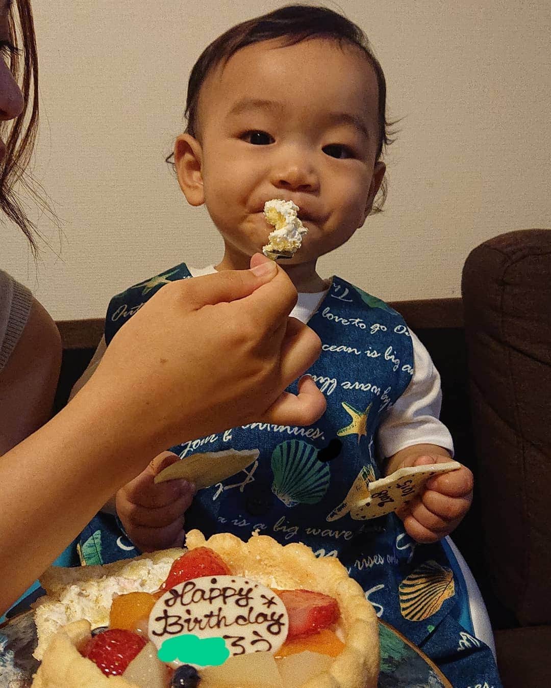 ニッチロー'さんのインスタグラム写真 - (ニッチロー'Instagram)「コニッチロー１歳になりました✨  初のバースデーケーキも美味しそうに食べてくれた🎂  あっという間の１年で日々の事を忘れてしまう事もあるけど、生まれた日の事は今でも鮮明に覚えています。  これからも健康で暴れてね 笑  誕生日おめでとう🎉  #コニッチロー #コニッチロー誕生日 #コニッチロー1歳 #1歳の誕生日  #バースデー #10月15日生まれ  #午前6時00分生まれ #バースデーケーキ #おめでとう🎉✨😆✨🎊 #息子 #happybirthday #birthday  #oneyearold」10月15日 22時49分 - nicchiro5.1